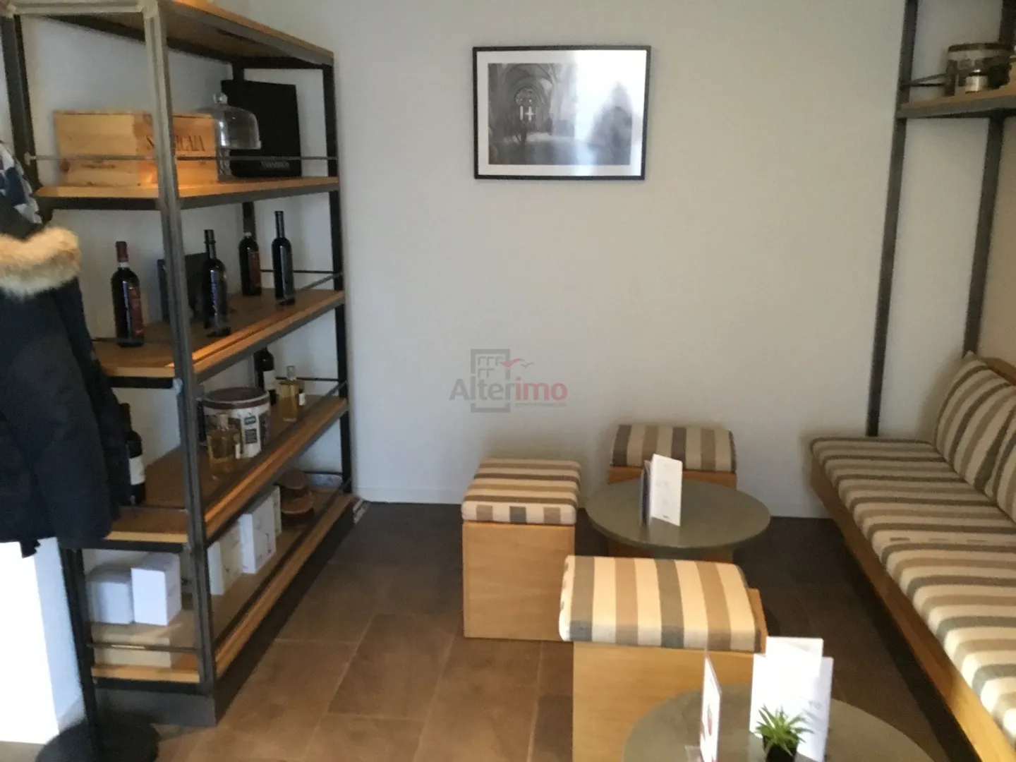 Local commercial de 120 m2 avec vitrine et terrasse de 150 m2. - Photo 5 sur 7