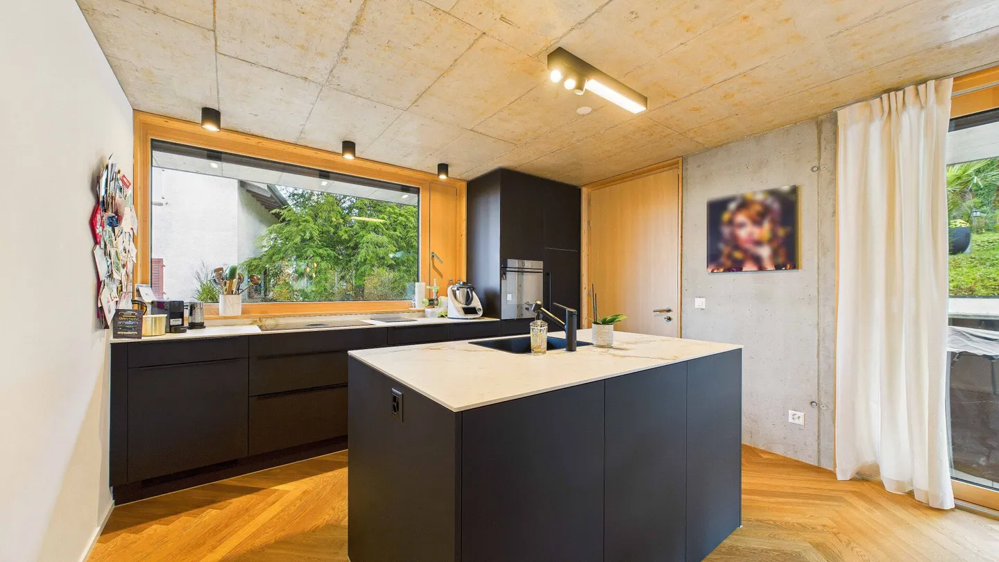 Élégance intemporelle au-dessus des toits de Regensdorf - Photo 3 sur 19