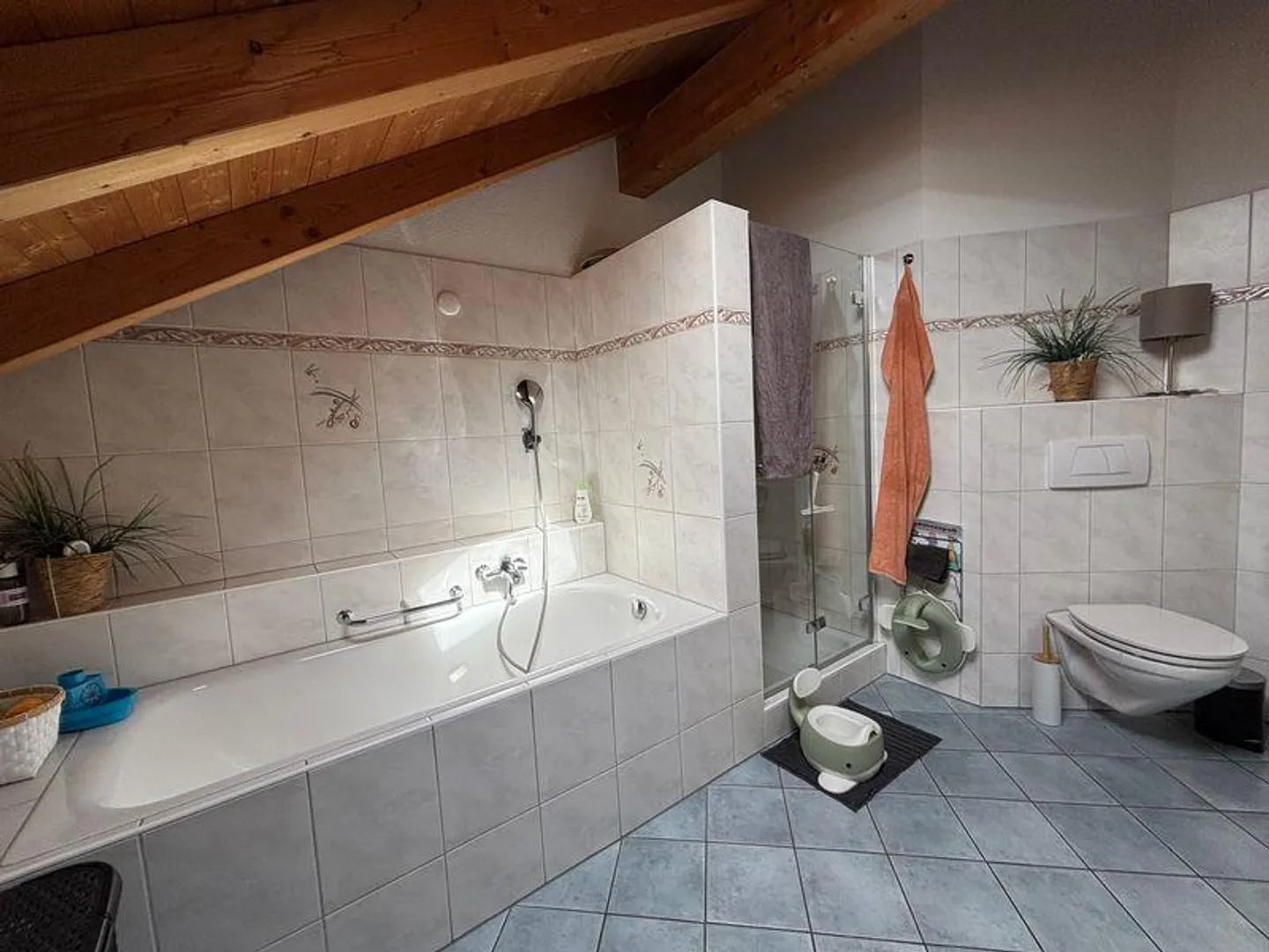 Appartamento mansardato di 3,5 locali in una casa di 3 famiglie in una posizione tranquilla - Foto 10 di 11