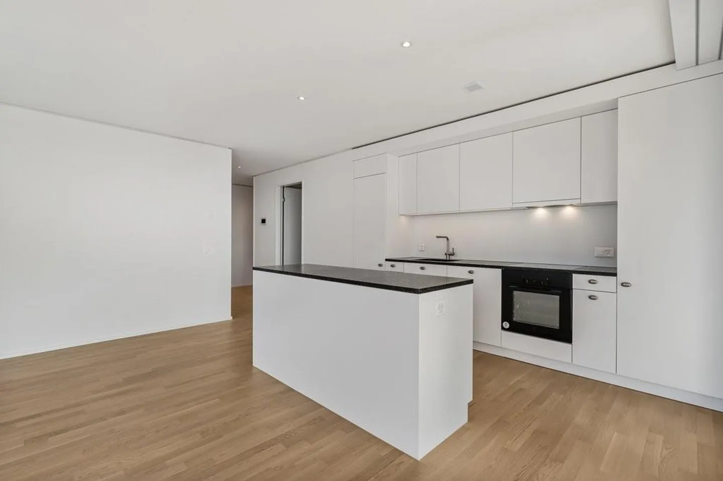 Looking for a new tenant for an attractive apartment over Bern! - Photo 2 of 10