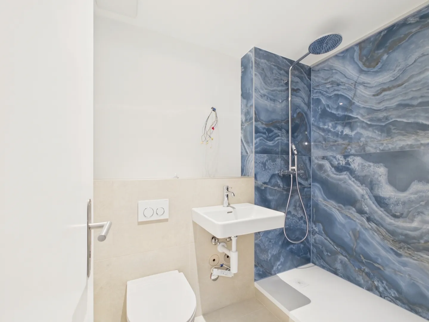 Modern 2.5-room apartment with pool - Photo 7 of 11