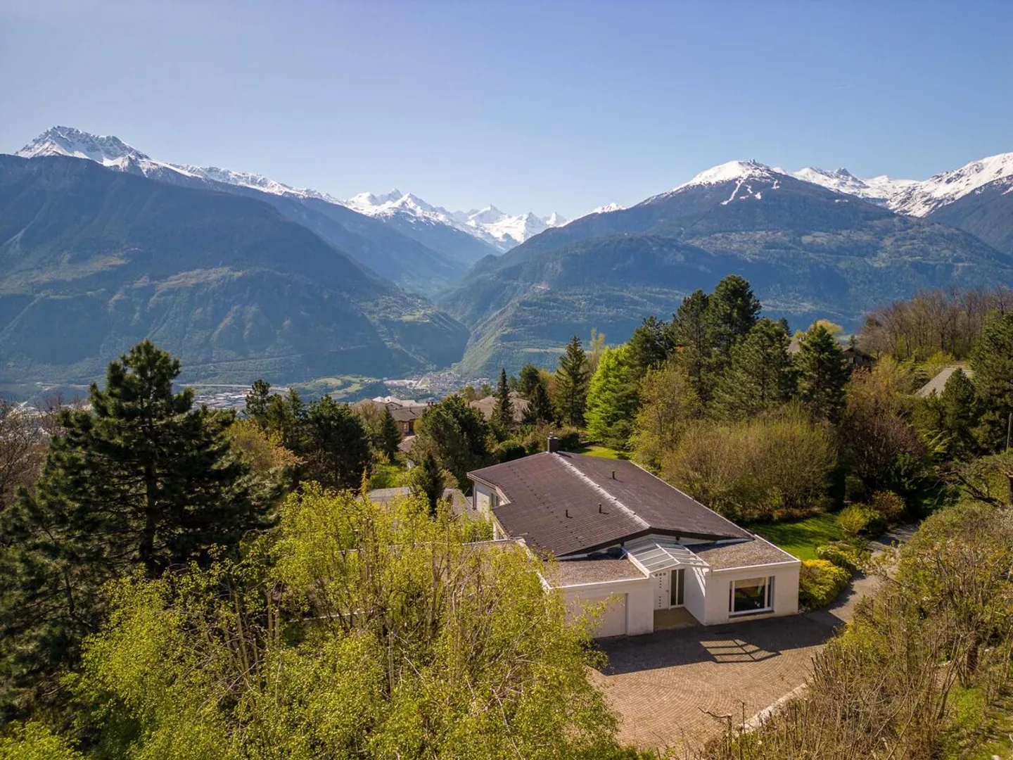 Proprietà eccezionale e soleggiata, vicino a Crans-Montana - Foto 2 di 12