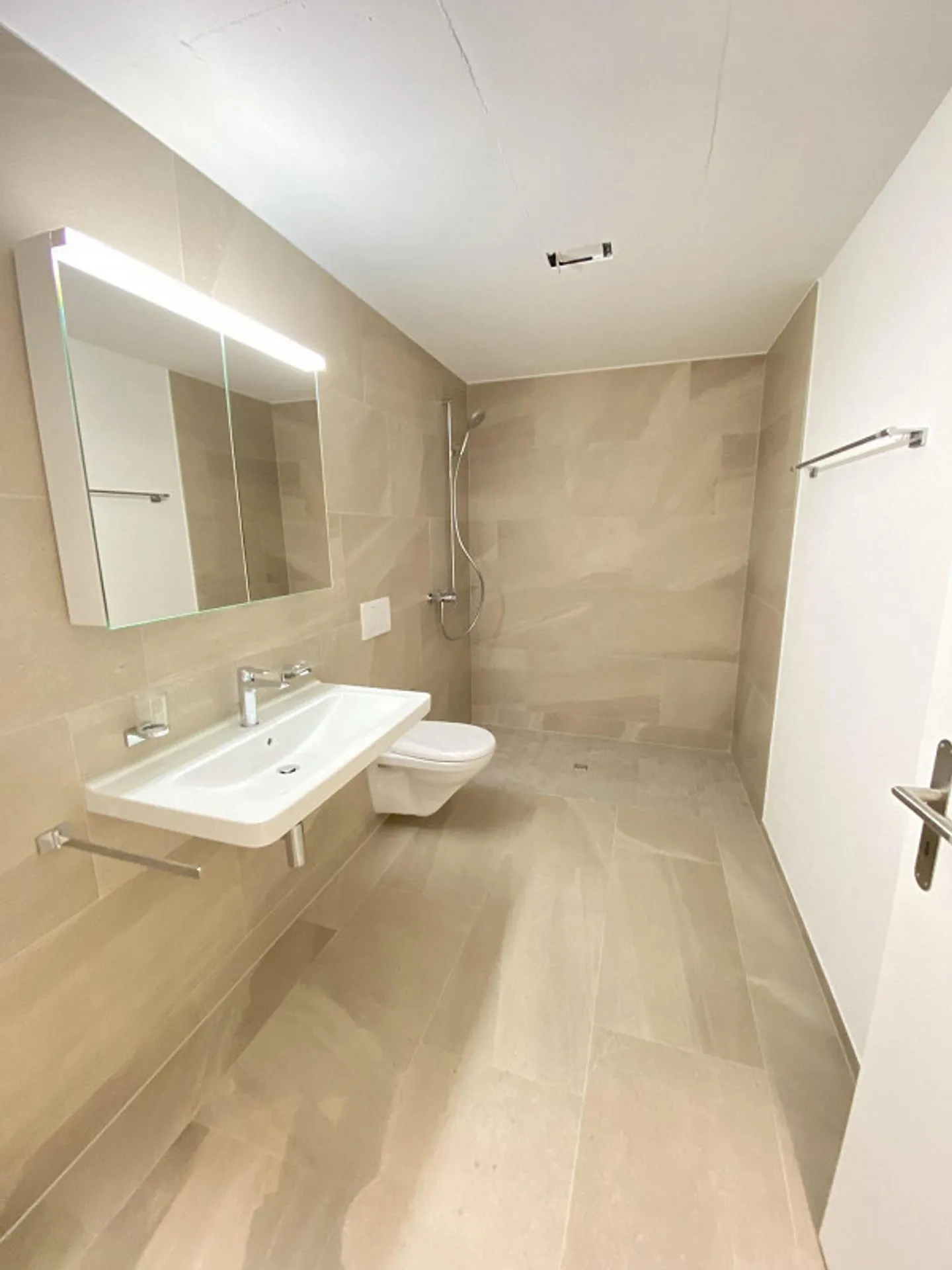 Appartement spacieux de 3,5 pièces "ännet em Dorfbach" - Photo 4 sur 10