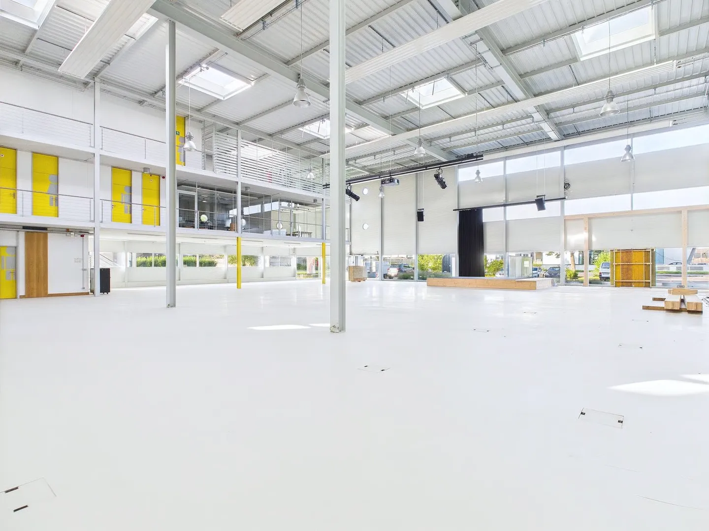 Spazio commerciale e ufficio al piano terra nel quartiere industriale - Foto 2 di 13