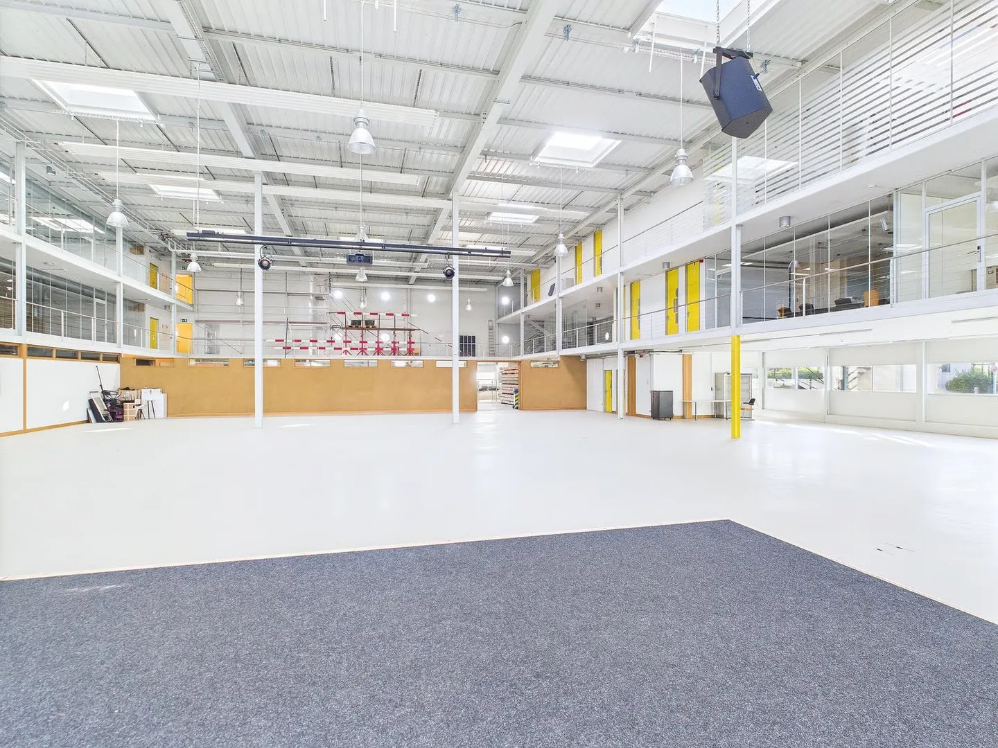 Spazio commerciale e ufficio al piano terra nel quartiere industriale - Foto 6 di 13