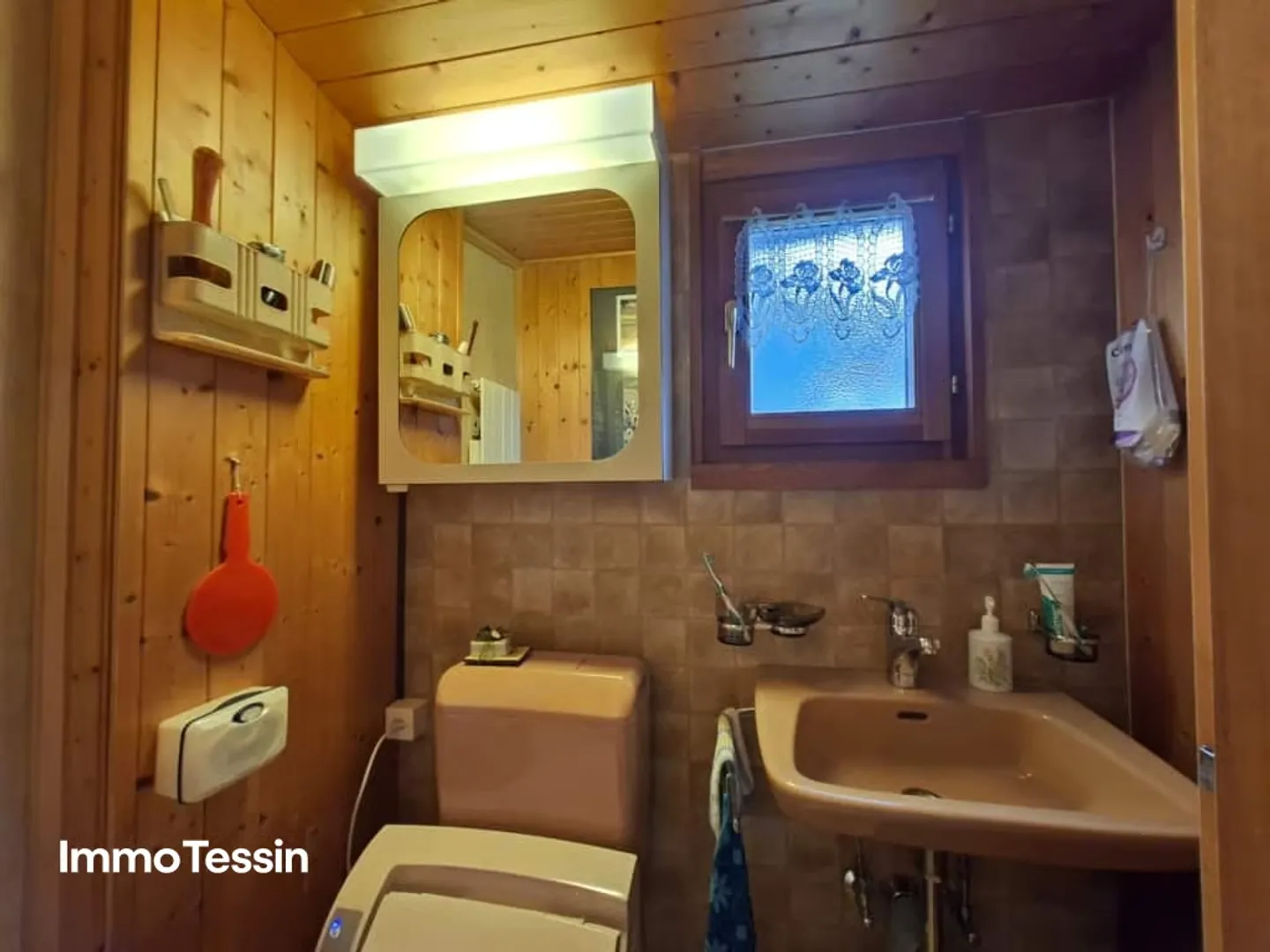 Rifugio ticinese accogliente e amorevolmente ristrutturato, casa bifamiliare con grottino, laboratorio e camino - Foto 13 di 13