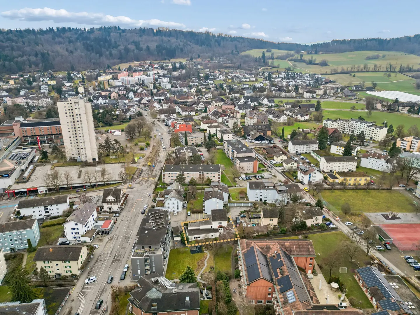 Attrayante maison de 3 familles sans circulation de transit à Regensdorf - Photo 2 sur 8