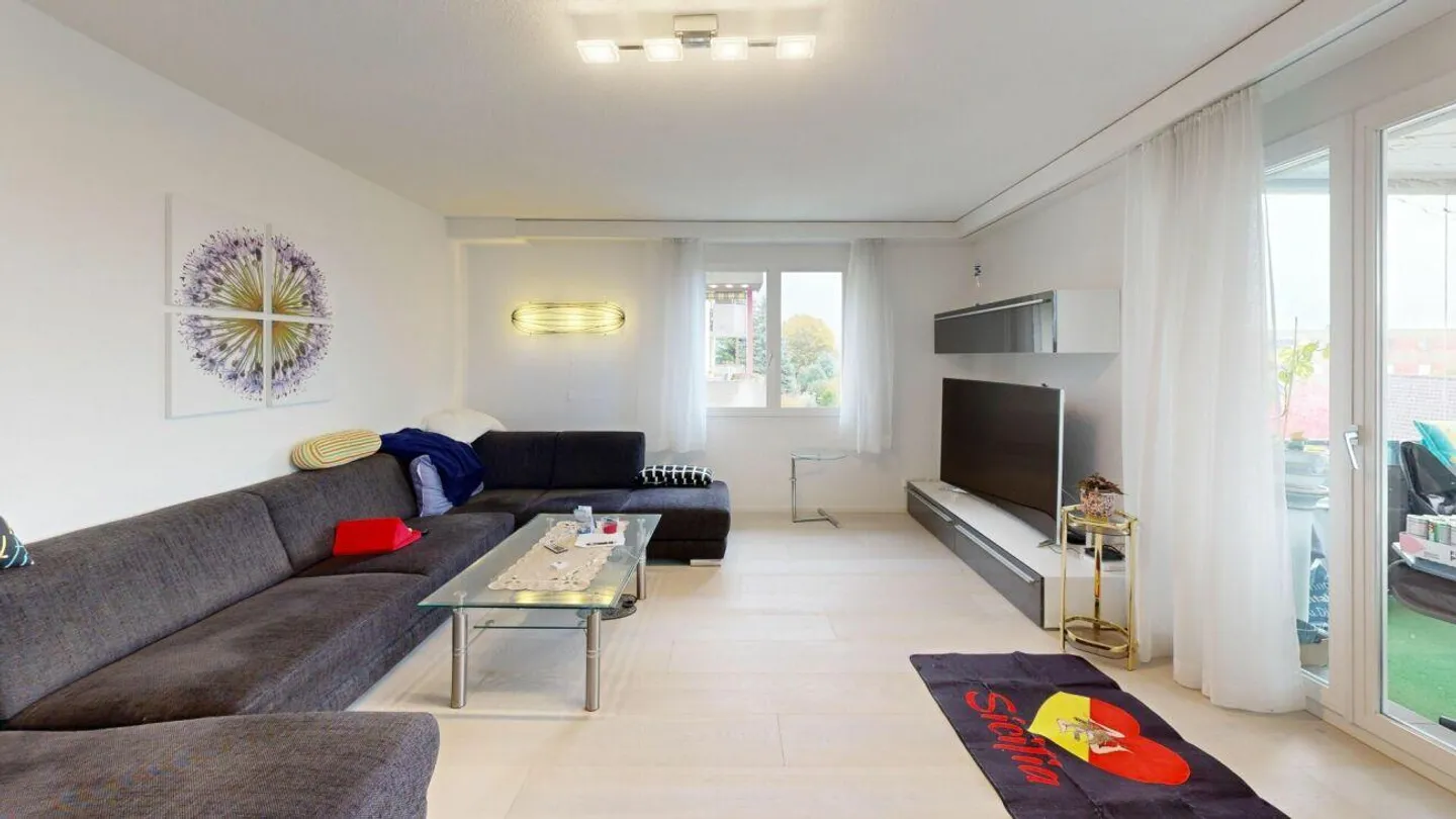 Bright 4.5 Room Apartment with Modern Kitchen - Photo 3 of 11