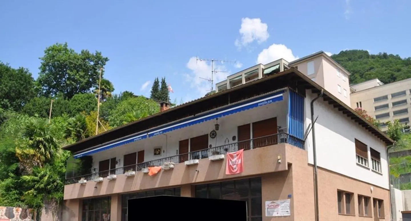 Casa con annesso un locale commerciale e un terreno complement - Foto 1 di 3