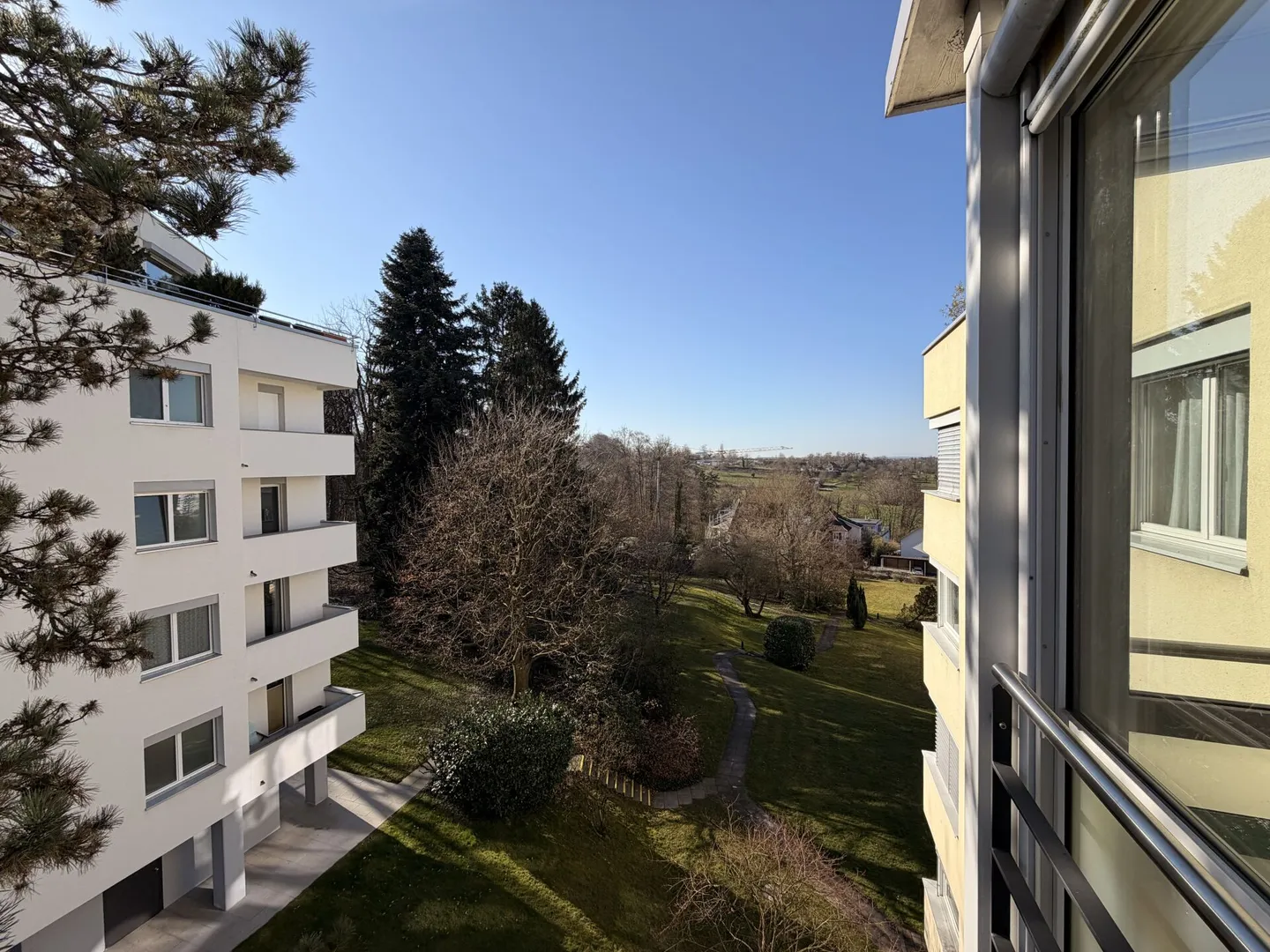 Luminoso appartamento di 4,5 stanze a Binningen - Foto 1 di 7
