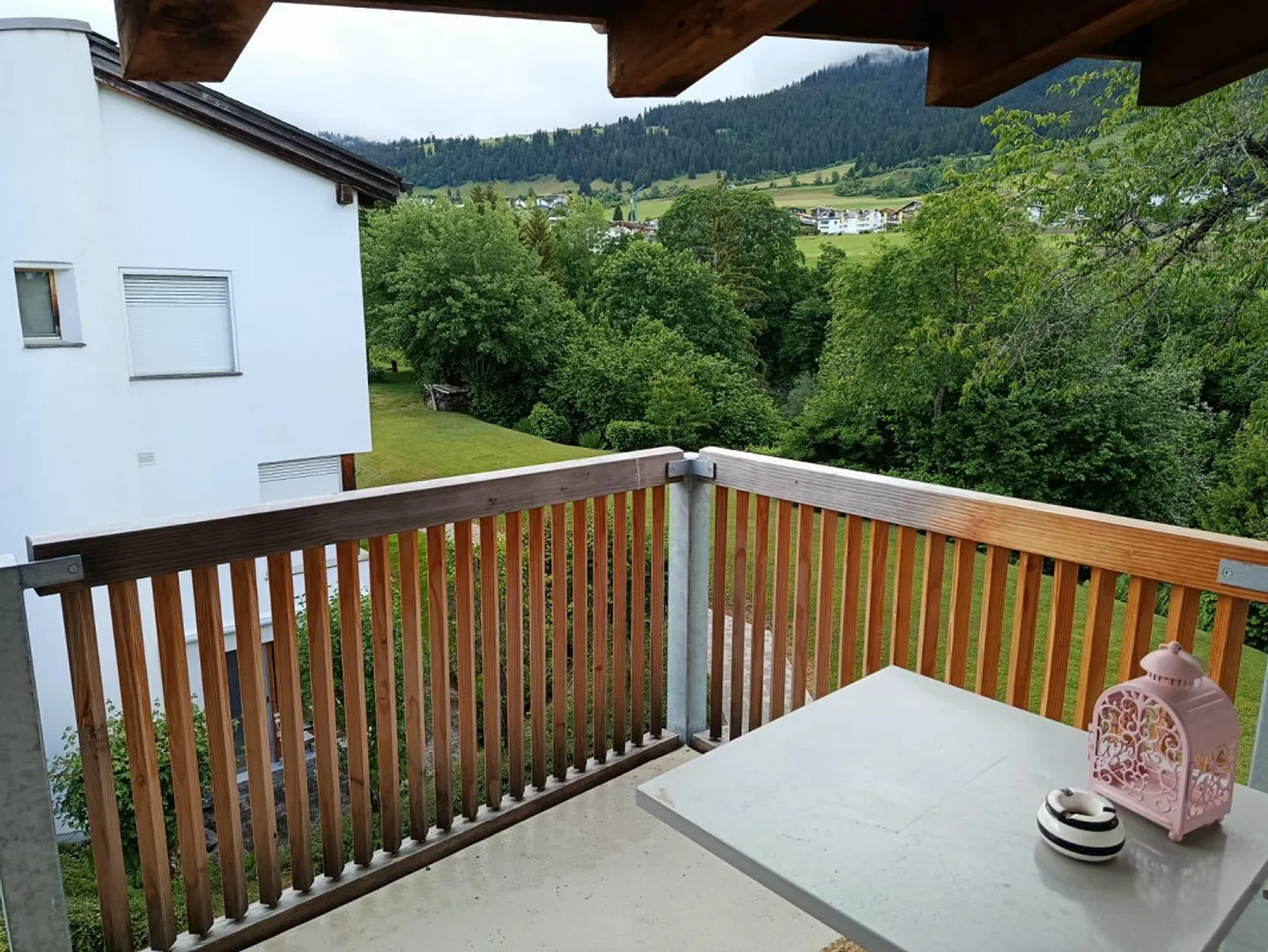Charming Mountain Paradise: 2.5 Room Attic Apartment with Fireplace, Balcony and Dream View! - Photo 3 of 14