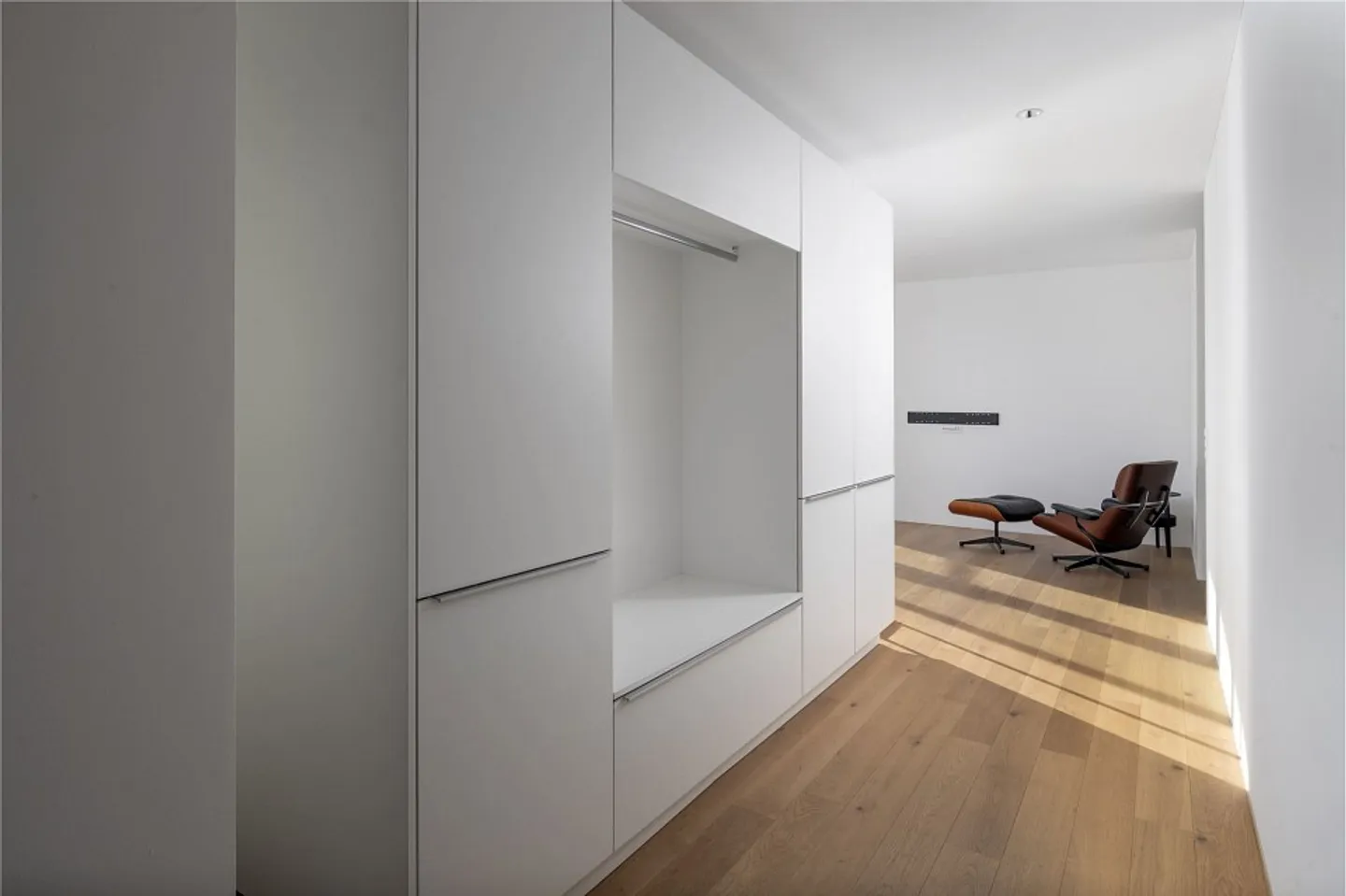 Panoramic Apartment Above Lake Zurich - Exclusive Living with Alpine View - Photo 5 of 13