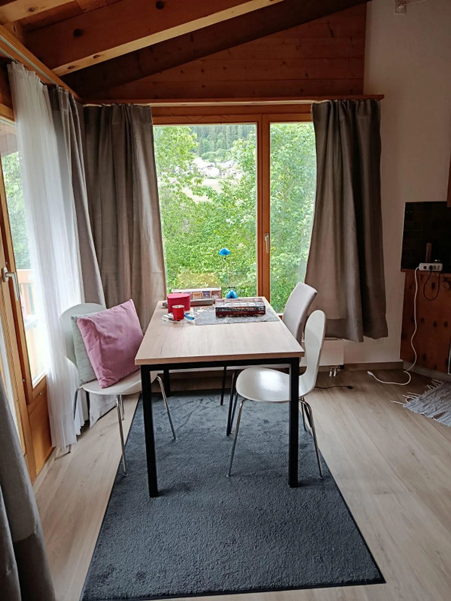 Charming Mountain Paradise: 2.5 Room Attic Apartment with Fireplace, Balcony and Dream View! - Photo 11 of 14