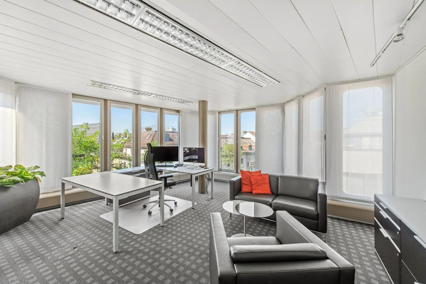 Travailler avec une vue - Étage de bureau aménagé avec terrasse sur le toit près de HB - Photo 2 sur 12