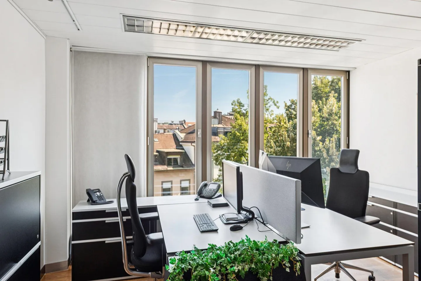 Travailler avec une vue - Étage de bureau aménagé avec terrasse sur le toit près de HB - Photo 4 sur 12