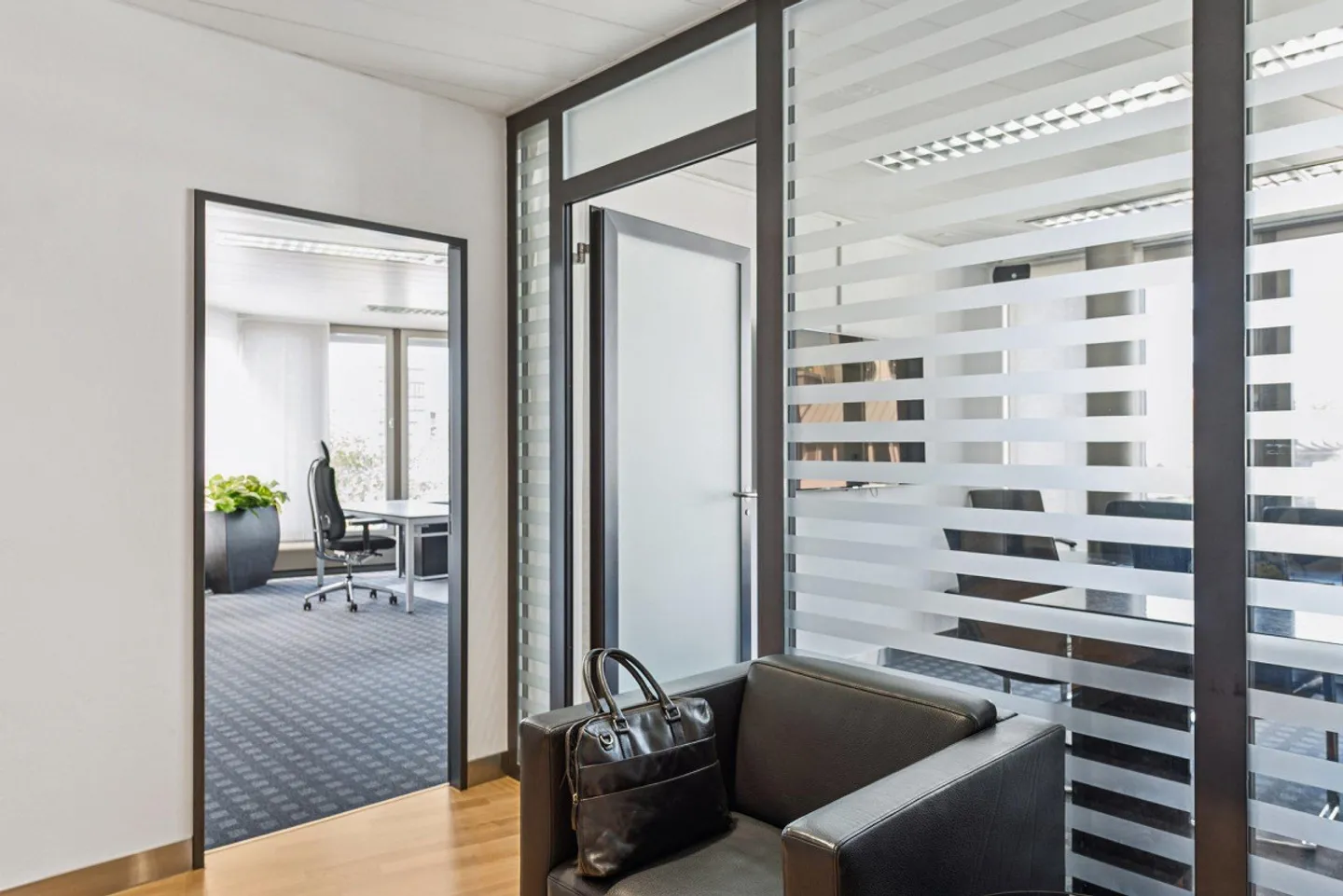 Travailler avec une vue - Étage de bureau aménagé avec terrasse sur le toit près de HB - Photo 5 sur 12