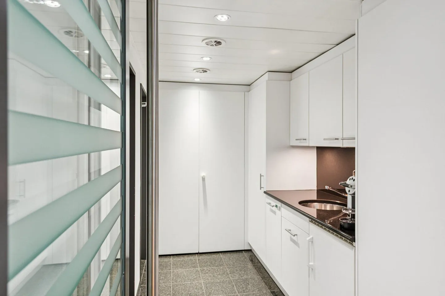 Travailler avec une vue - Étage de bureau aménagé avec terrasse sur le toit près de HB - Photo 7 sur 12