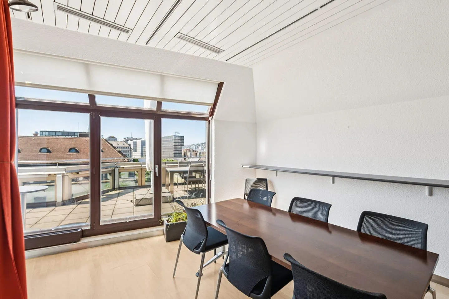 Travailler avec une vue - Étage de bureau aménagé avec terrasse sur le toit près de HB - Photo 8 sur 12