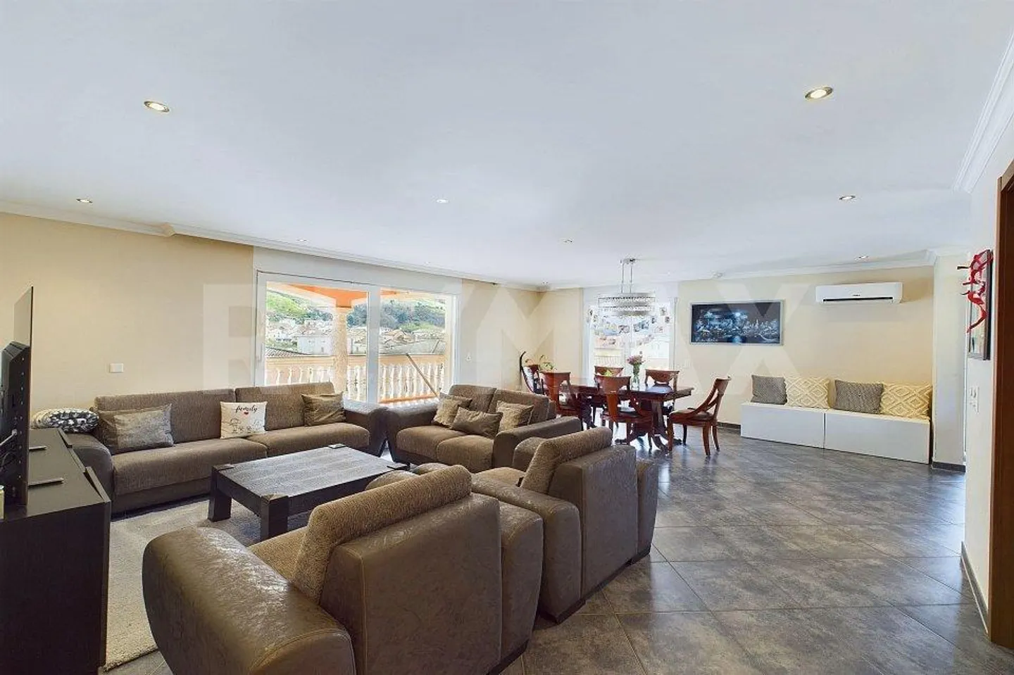 Modern Apartment with Terrace - Photo 2 of 13