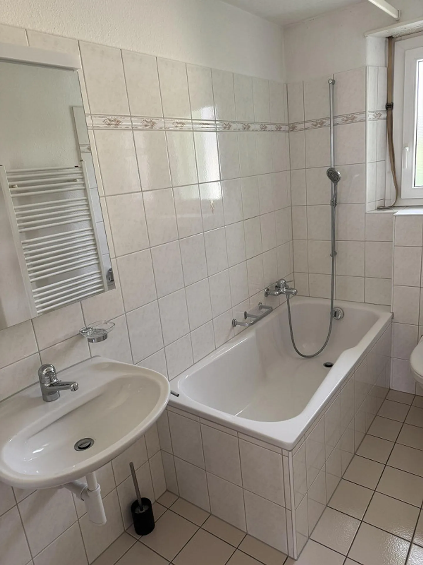 Charming 4-room apartment in a quiet residential area - Photo 2 of 7