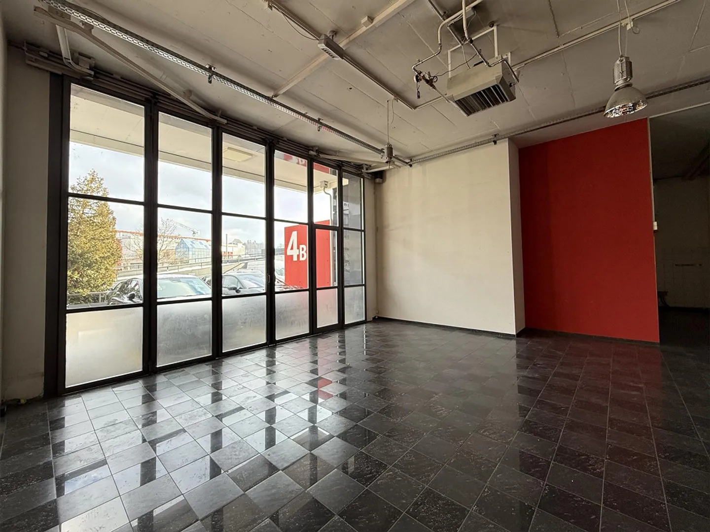 Single-level commercial property, perfectly connected to transport - Photo 3 of 8