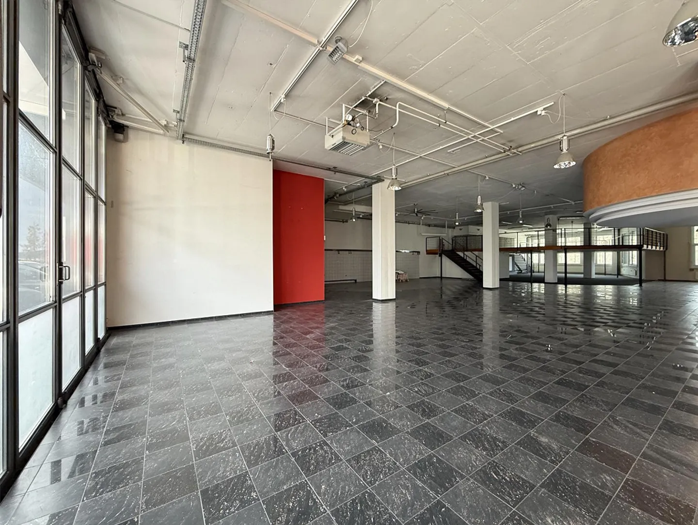 Single-level commercial property, perfectly connected to transport - Photo 4 of 8