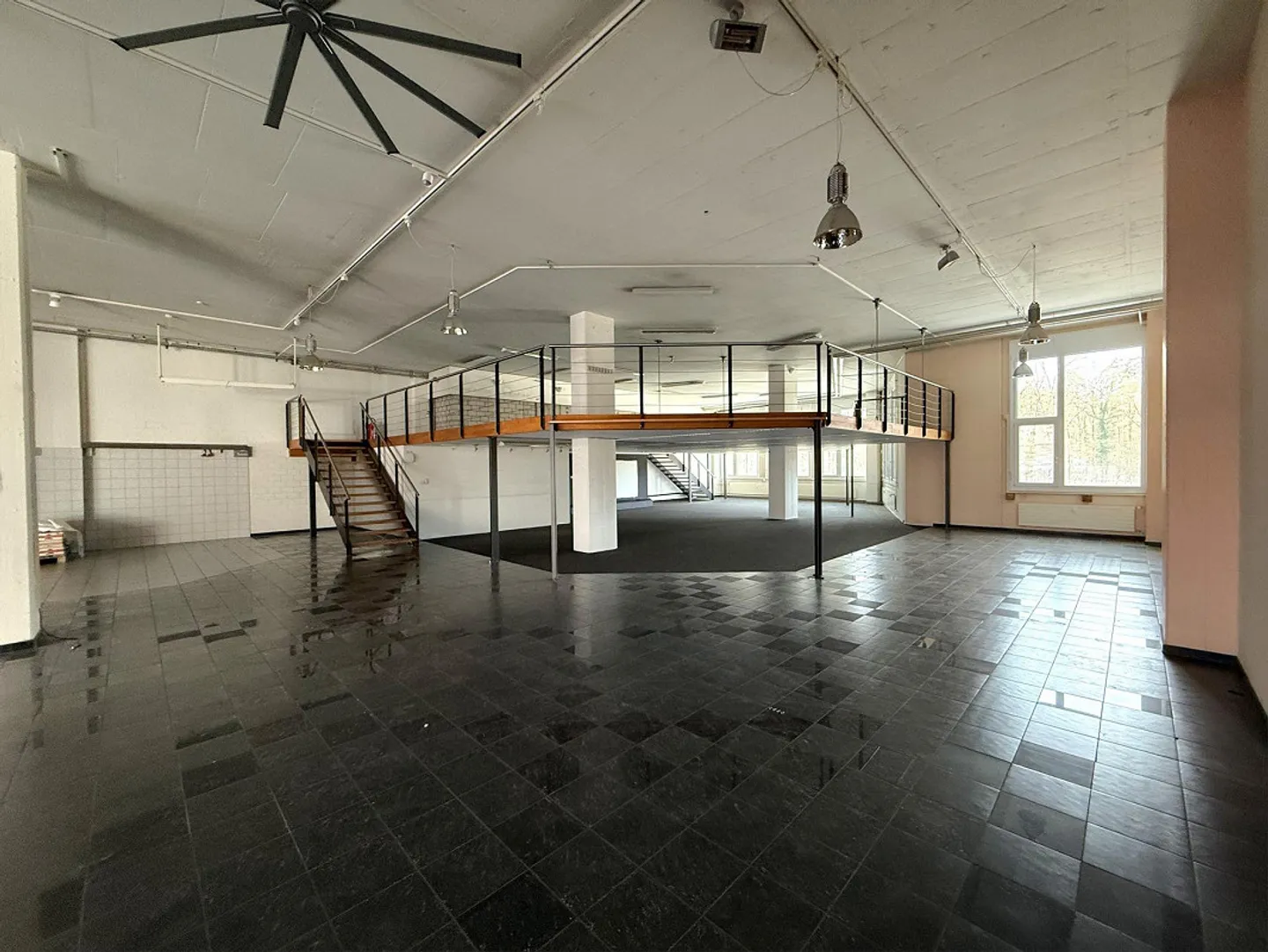 Single-level commercial property, perfectly connected to transport - Photo 5 of 8