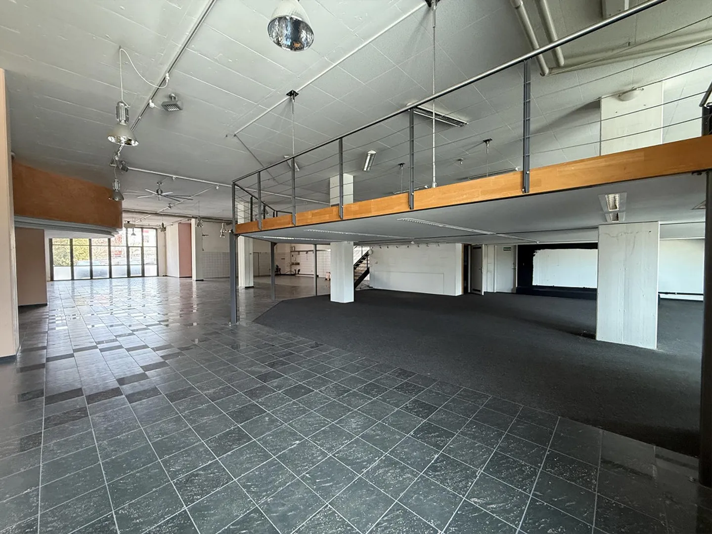 Single-level commercial property, perfectly connected to transport - Photo 1 of 8