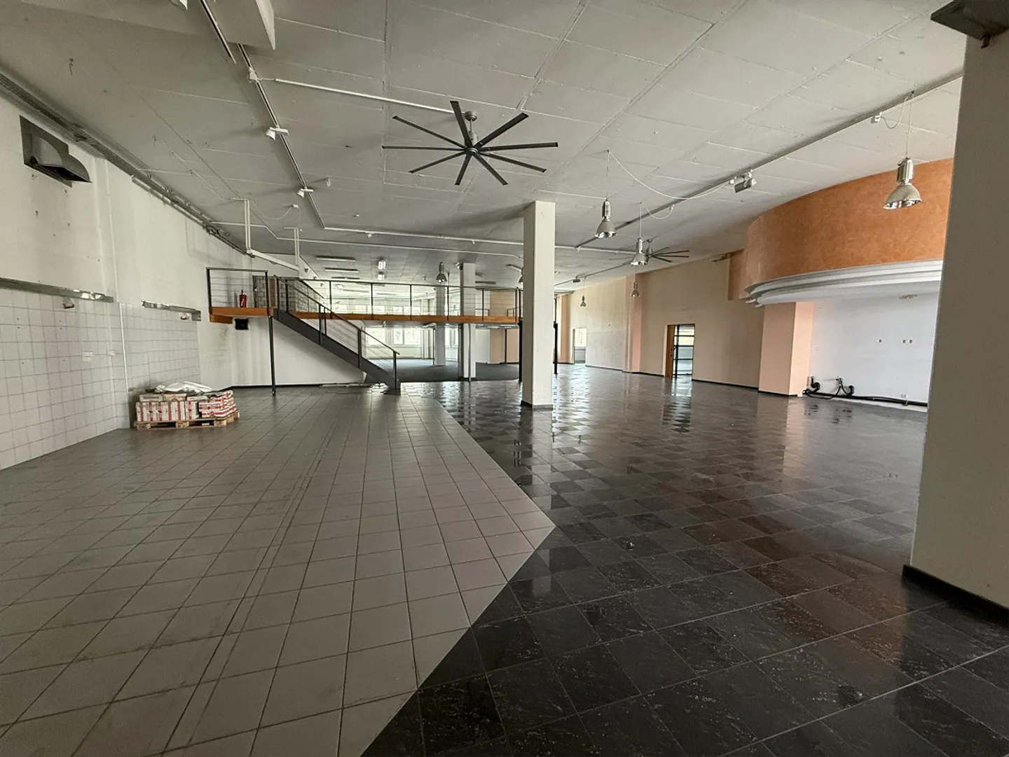 Single-level commercial property, perfectly connected to transport - Photo 6 of 8