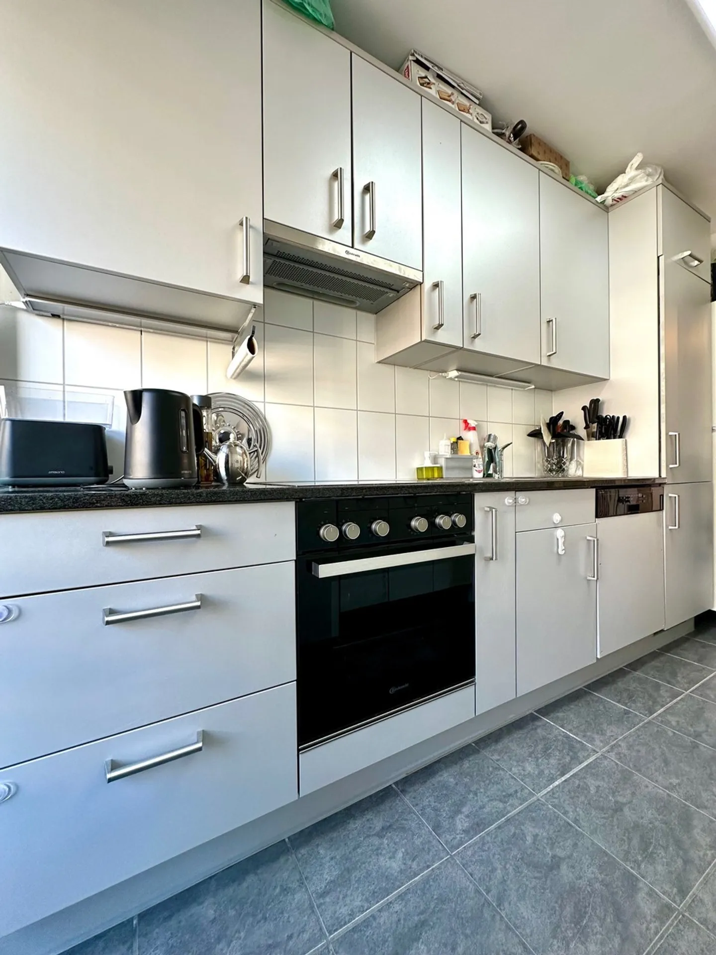 Appartamento luminoso con 2 balconi, ascensore e posto auto - Foto 3 di 9