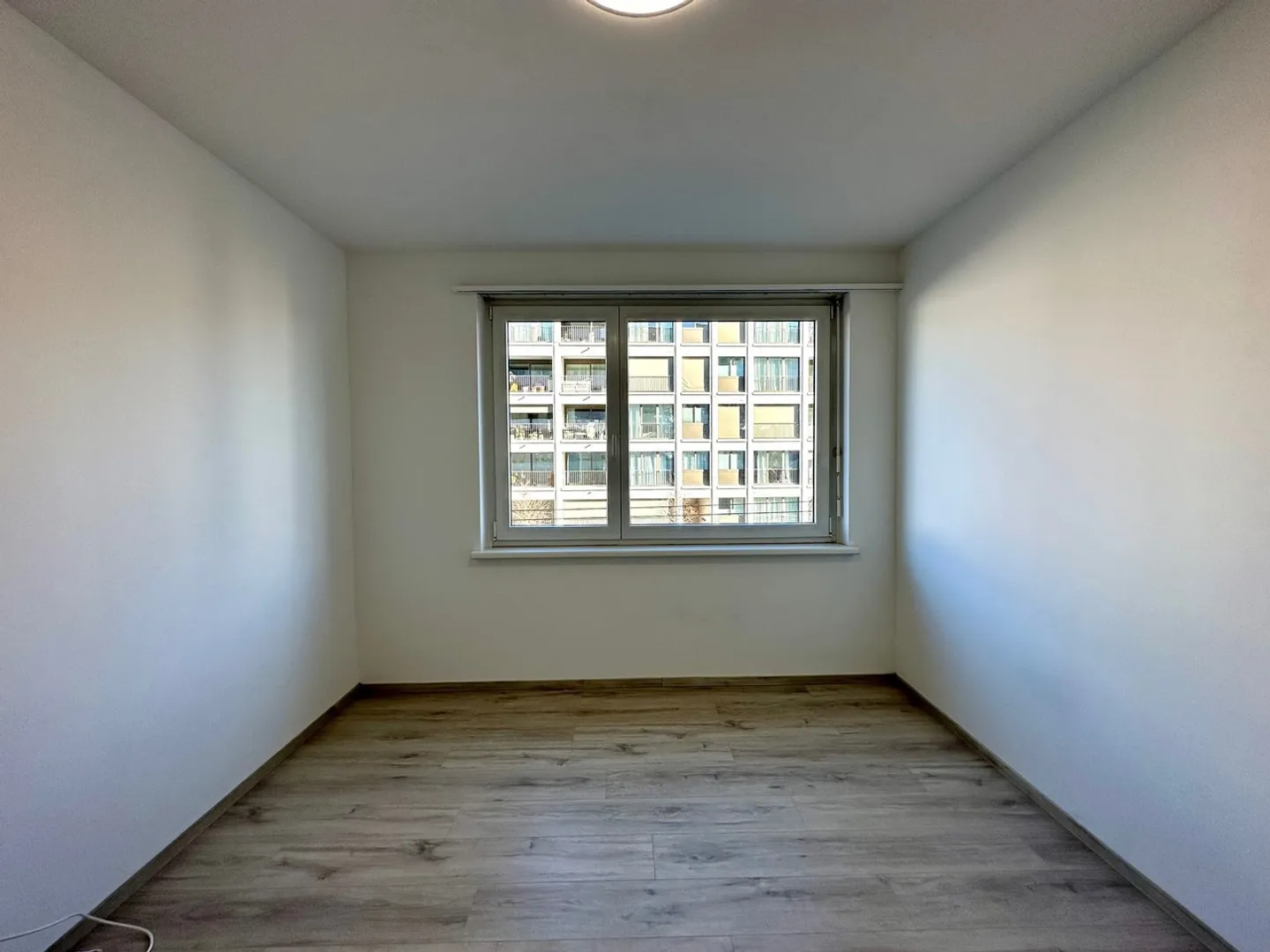 Appartamento luminoso con 2 balconi, ascensore e posto auto - Foto 5 di 9