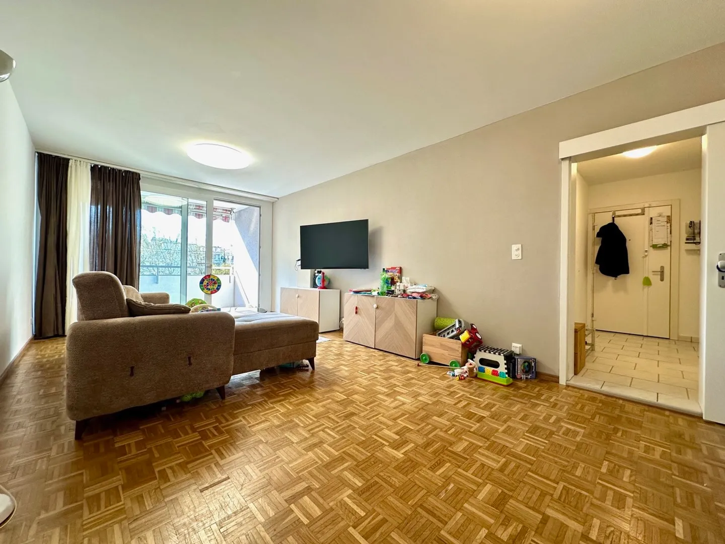 Appartamento luminoso con 2 balconi, ascensore e posto auto - Foto 2 di 9