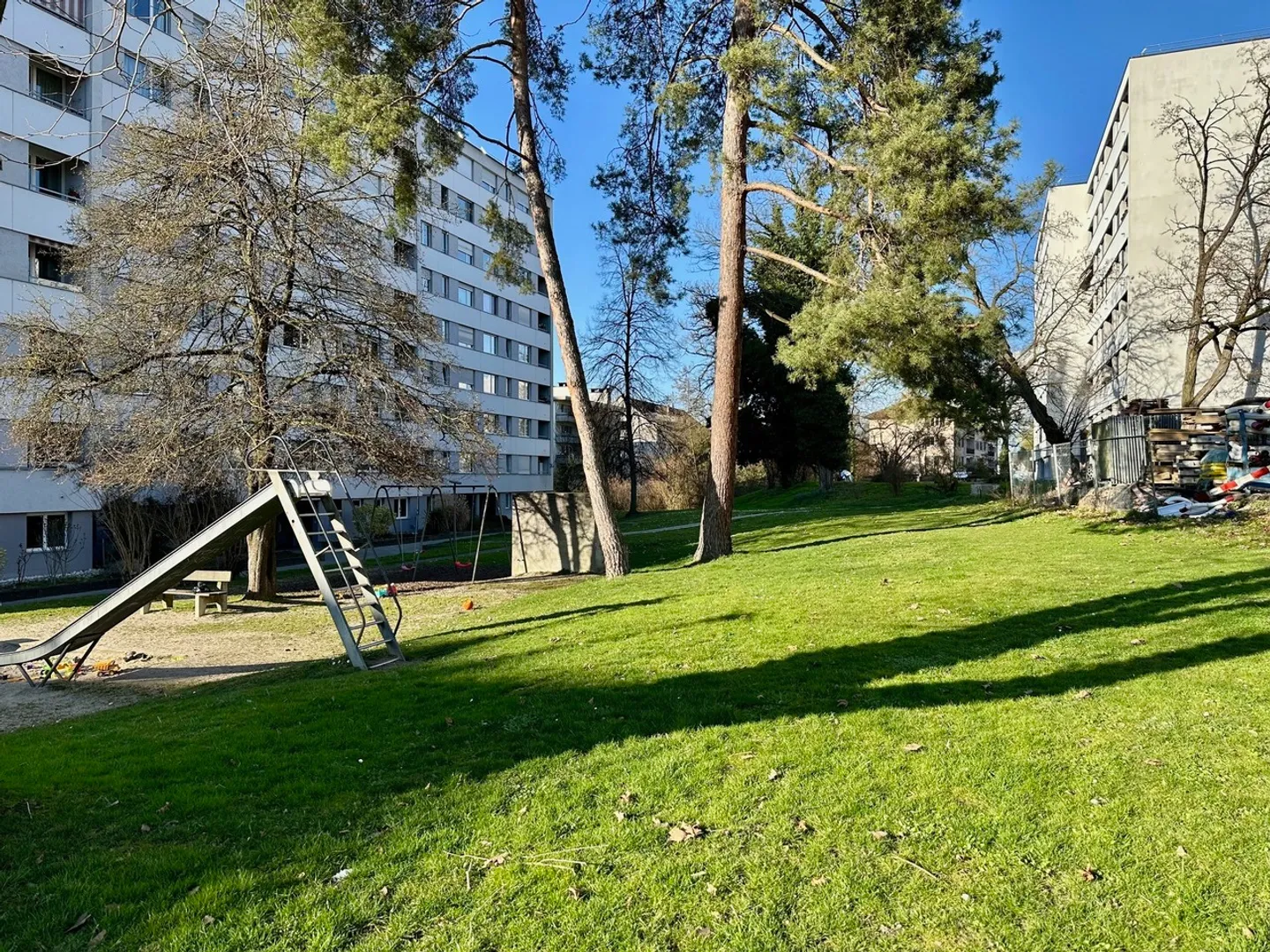 Appartamento luminoso con 2 balconi, ascensore e posto auto - Foto 8 di 9