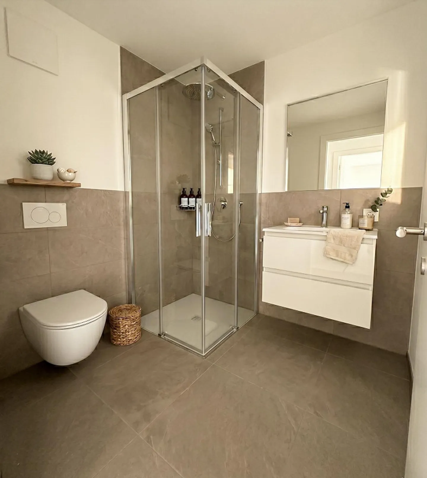 Modern 3.5, zwei Badezimmer, Terrasse, Keller, Parkplatz - Foto 3 von 4