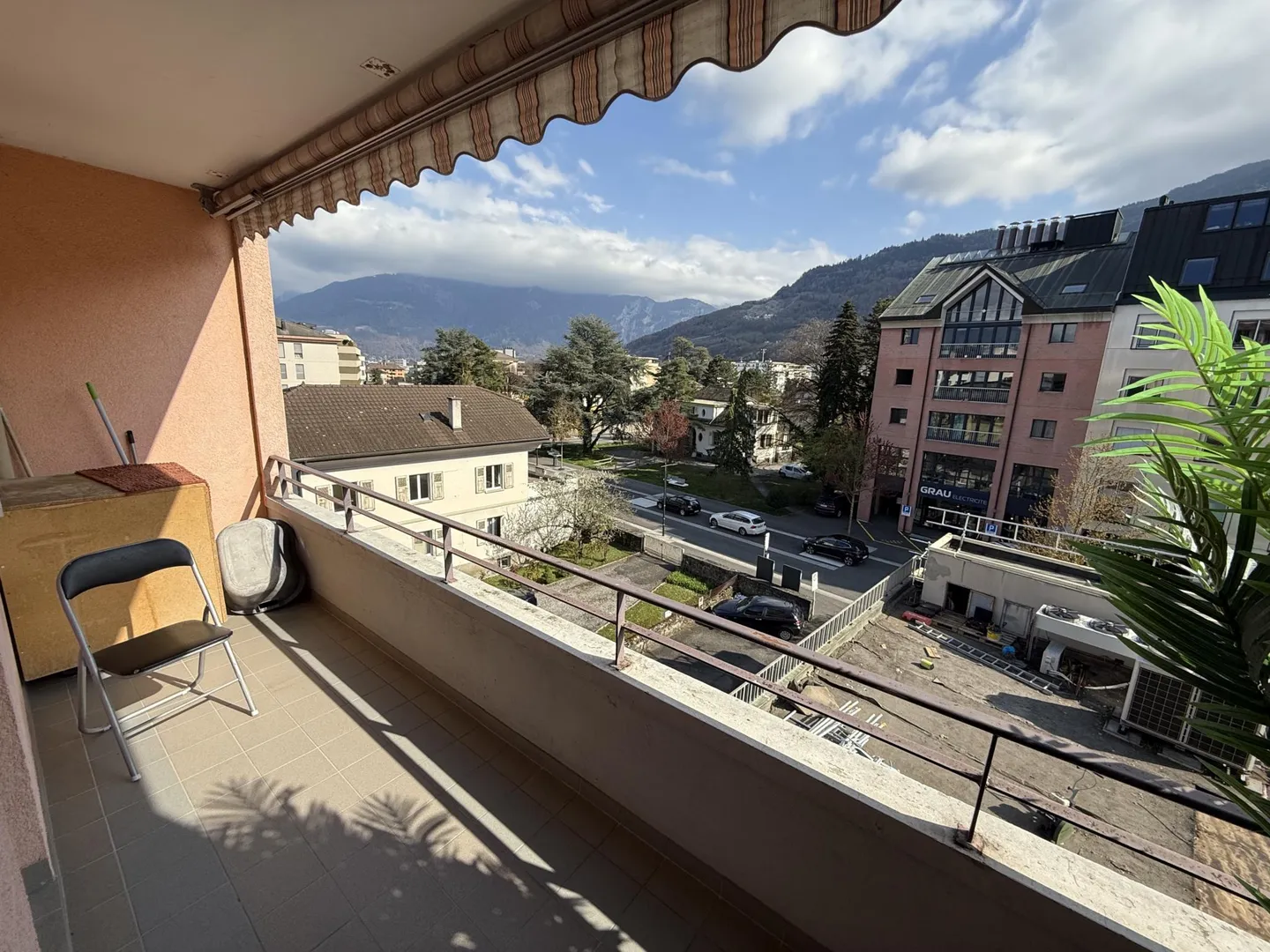 Studio with large balcony in the heart of Monthey - Photo 3 of 6