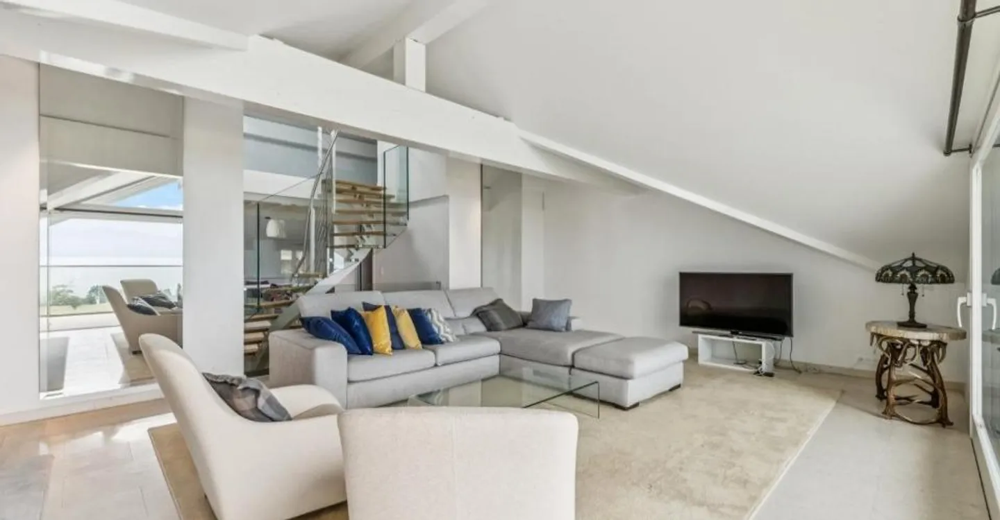SUPERB HIGH-END DUPLEX WITH EXCEPTIONAL PANORAMA OVER THE LAKE - Photo 2 of 12