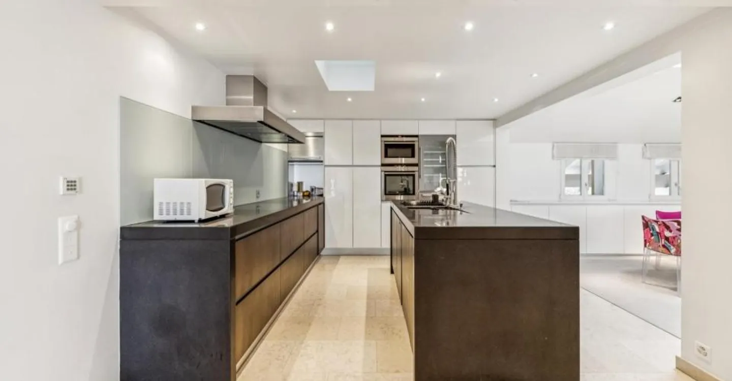 SUPERB HIGH-END DUPLEX WITH EXCEPTIONAL PANORAMA OVER THE LAKE - Photo 3 of 12