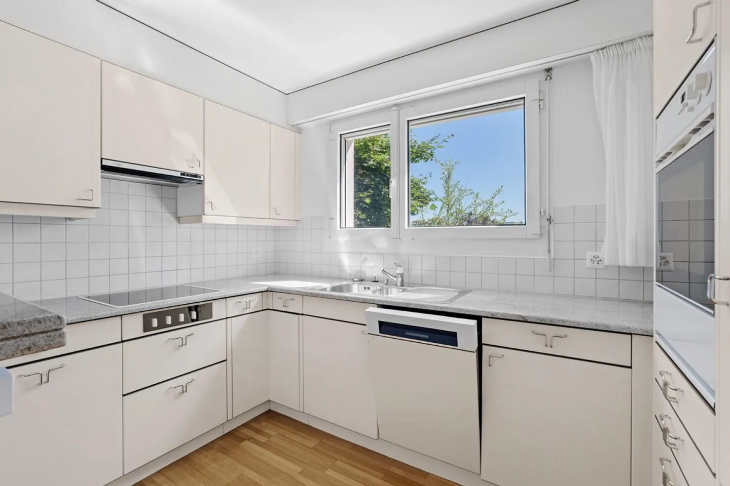 Charming 3.5-Room Ground Floor Apartment with Private Garden - Photo 2 of 14