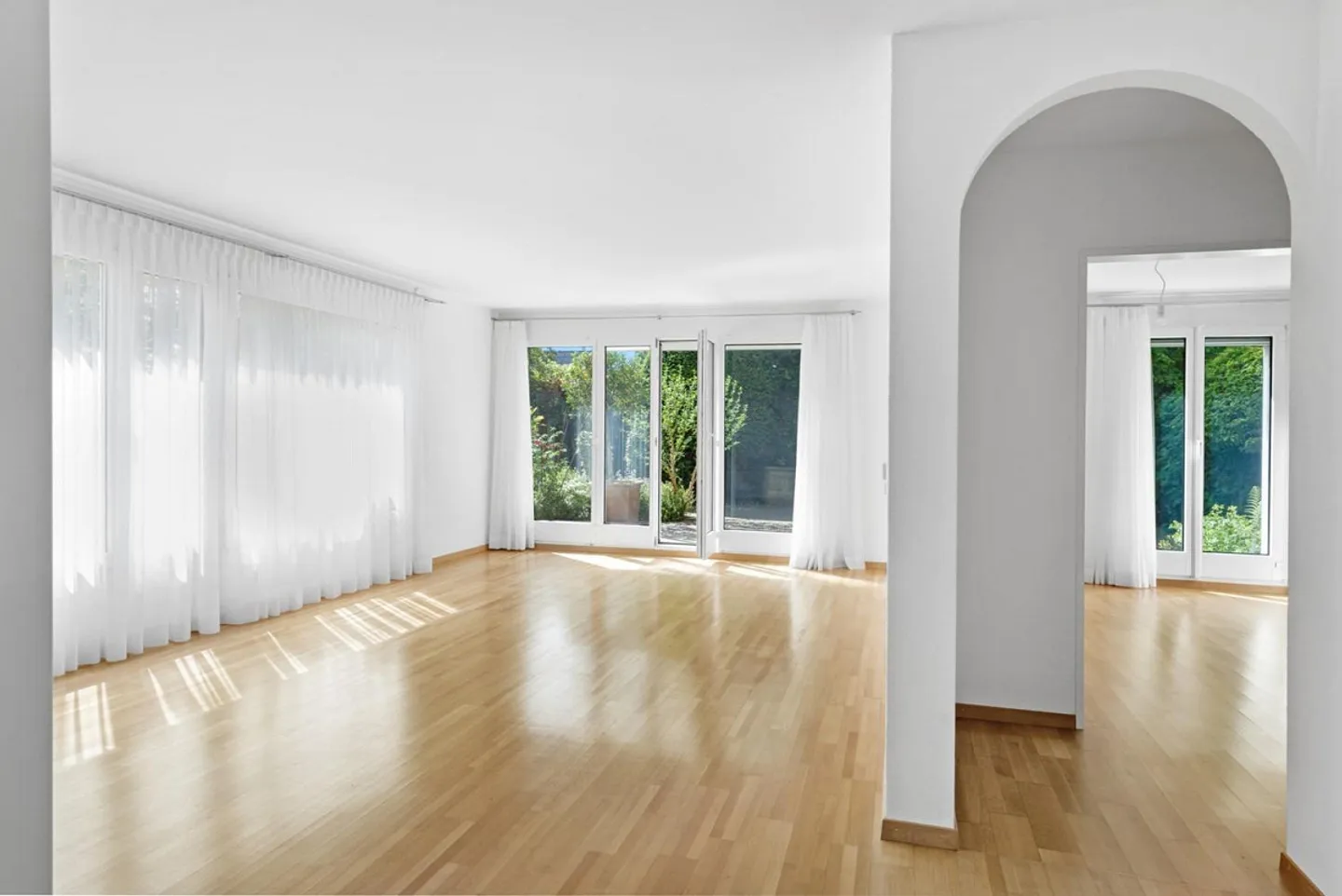 Charming 3.5-Room Ground Floor Apartment with Private Garden - Photo 3 of 14