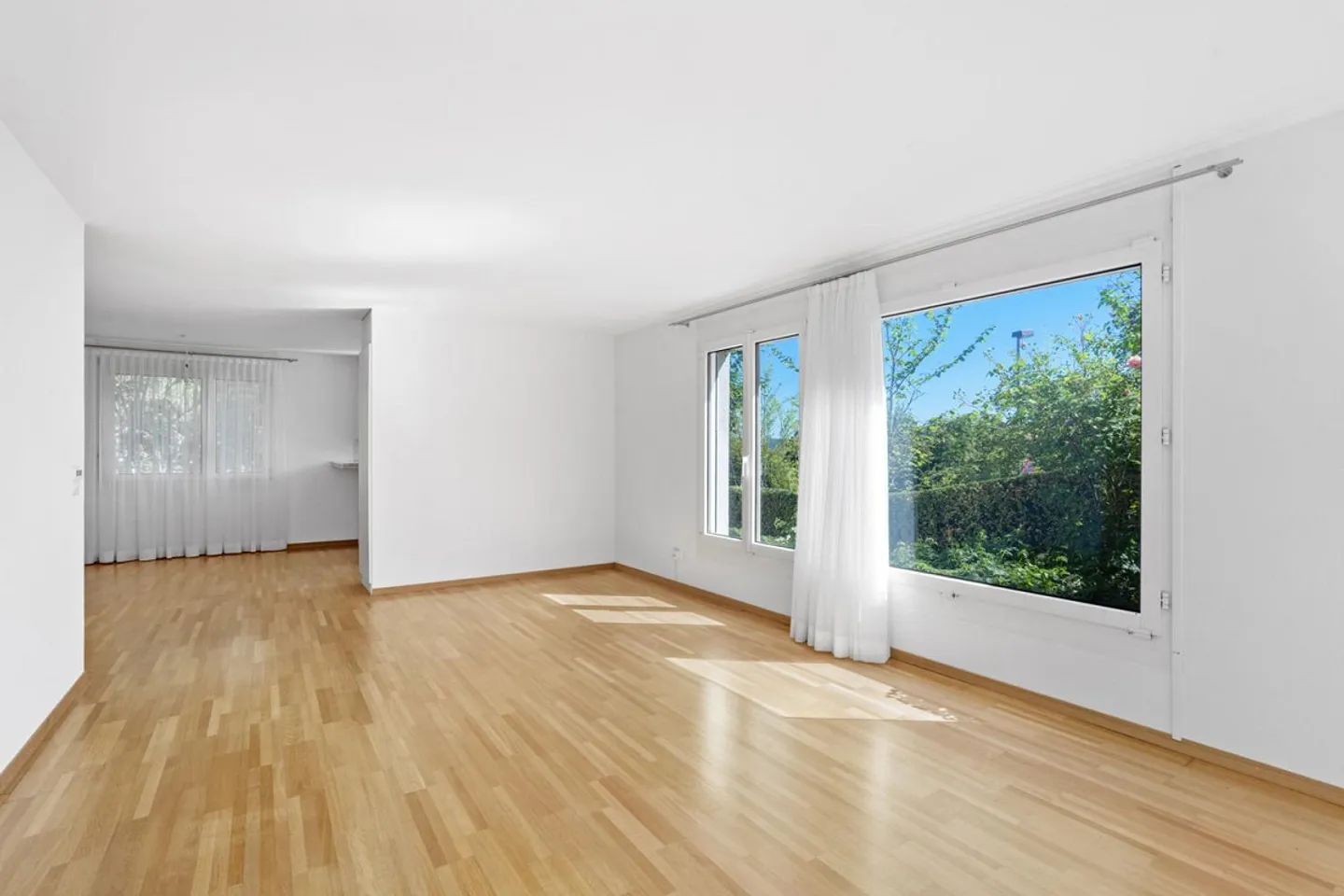 Charming 3.5-Room Ground Floor Apartment with Private Garden - Photo 4 of 14