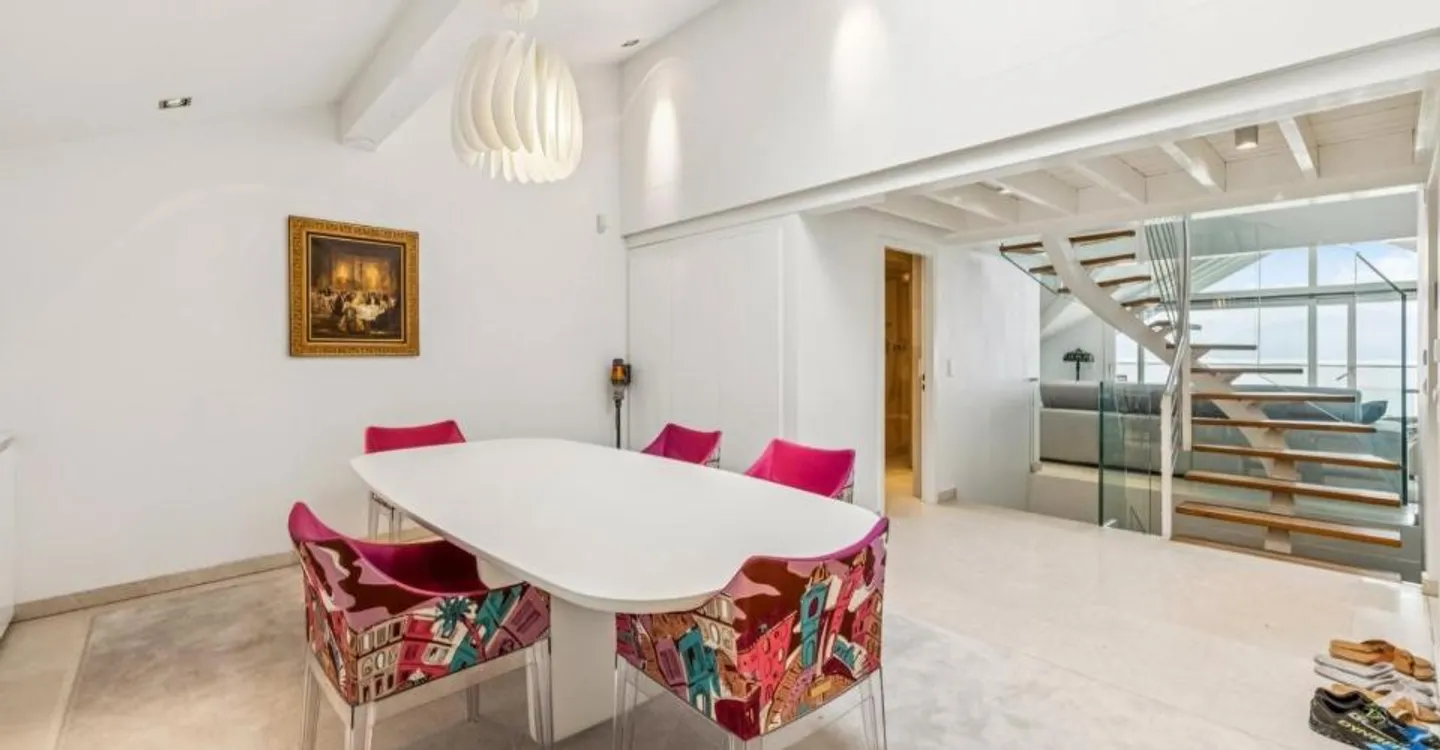 SUPERB HIGH-END DUPLEX WITH EXCEPTIONAL PANORAMA OVER THE LAKE - Photo 11 of 12