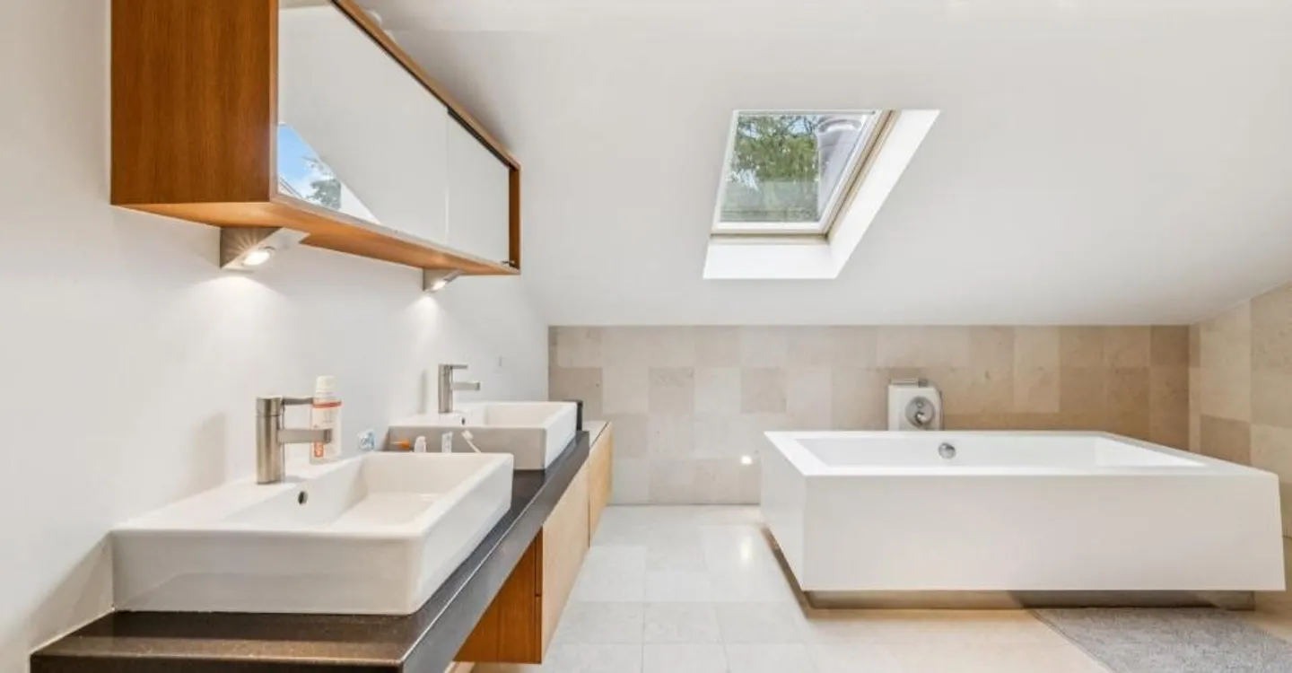 SUPERB HIGH-END DUPLEX WITH EXCEPTIONAL PANORAMA OVER THE LAKE - Photo 6 of 12