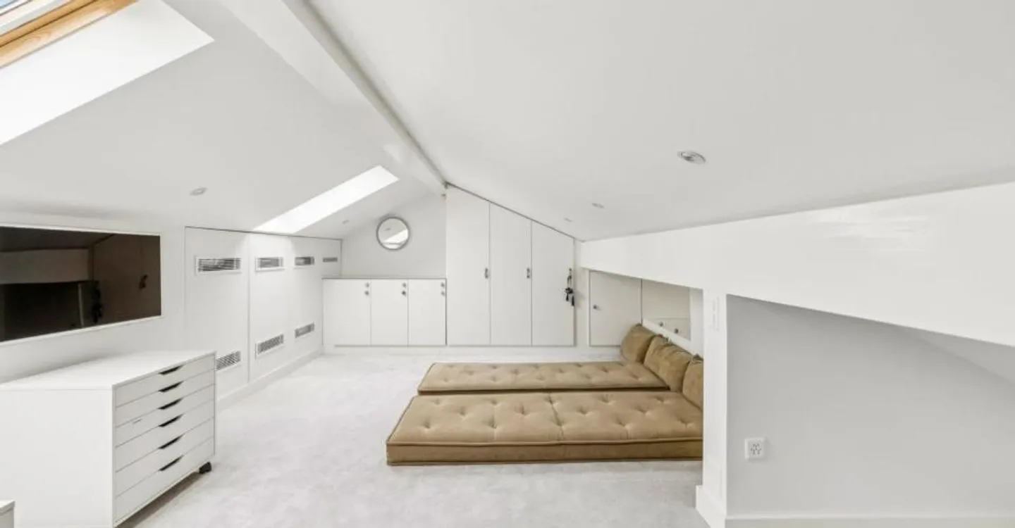 SUPERB HIGH-END DUPLEX WITH EXCEPTIONAL PANORAMA OVER THE LAKE - Photo 8 of 12
