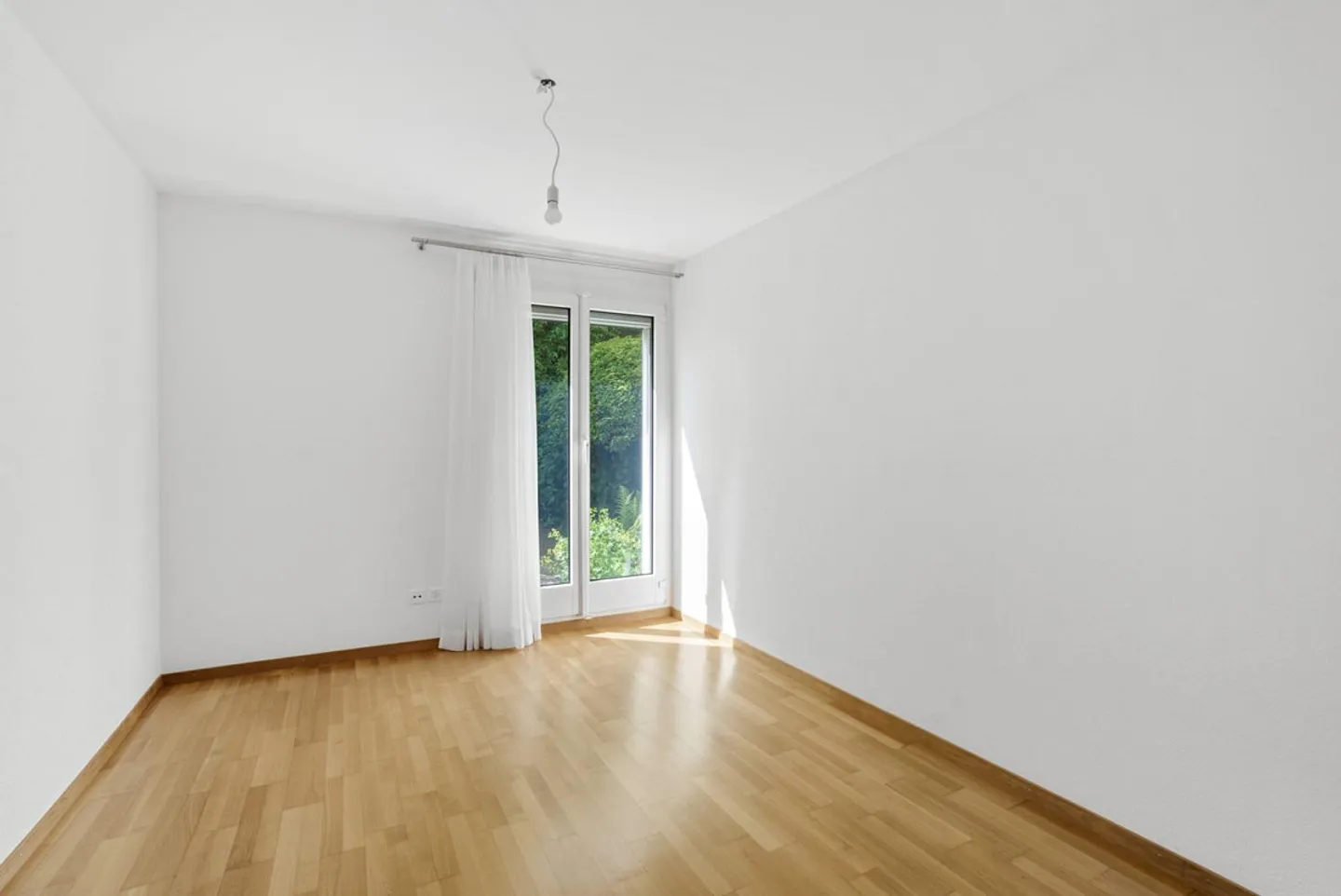 Charming 3.5-Room Ground Floor Apartment with Private Garden - Photo 5 of 14