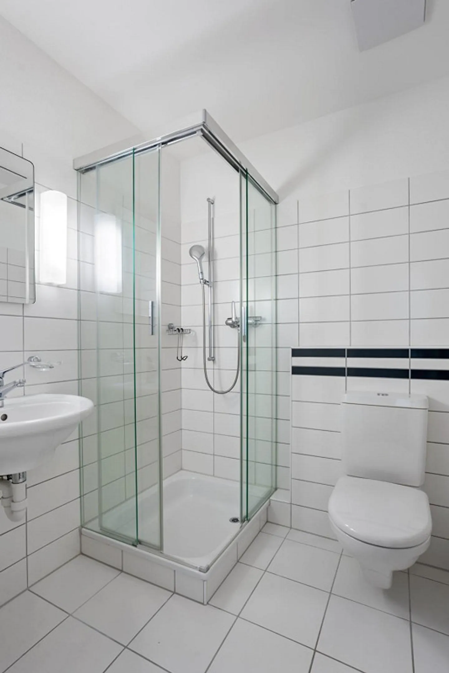 Charming 3.5-Room Ground Floor Apartment with Private Garden - Photo 6 of 14