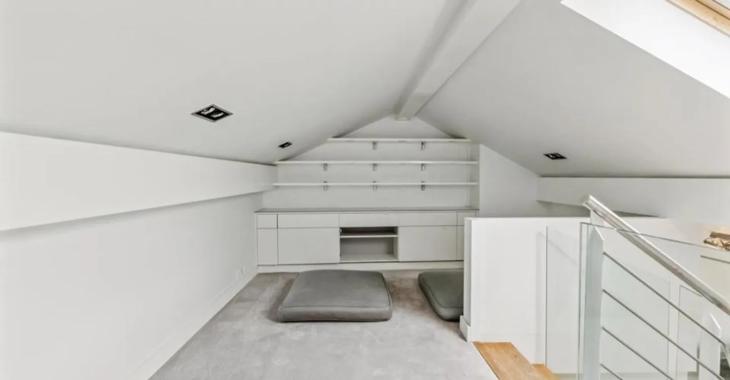 SUPERB HIGH-END DUPLEX WITH EXCEPTIONAL PANORAMA OVER THE LAKE - Photo 10 of 12
