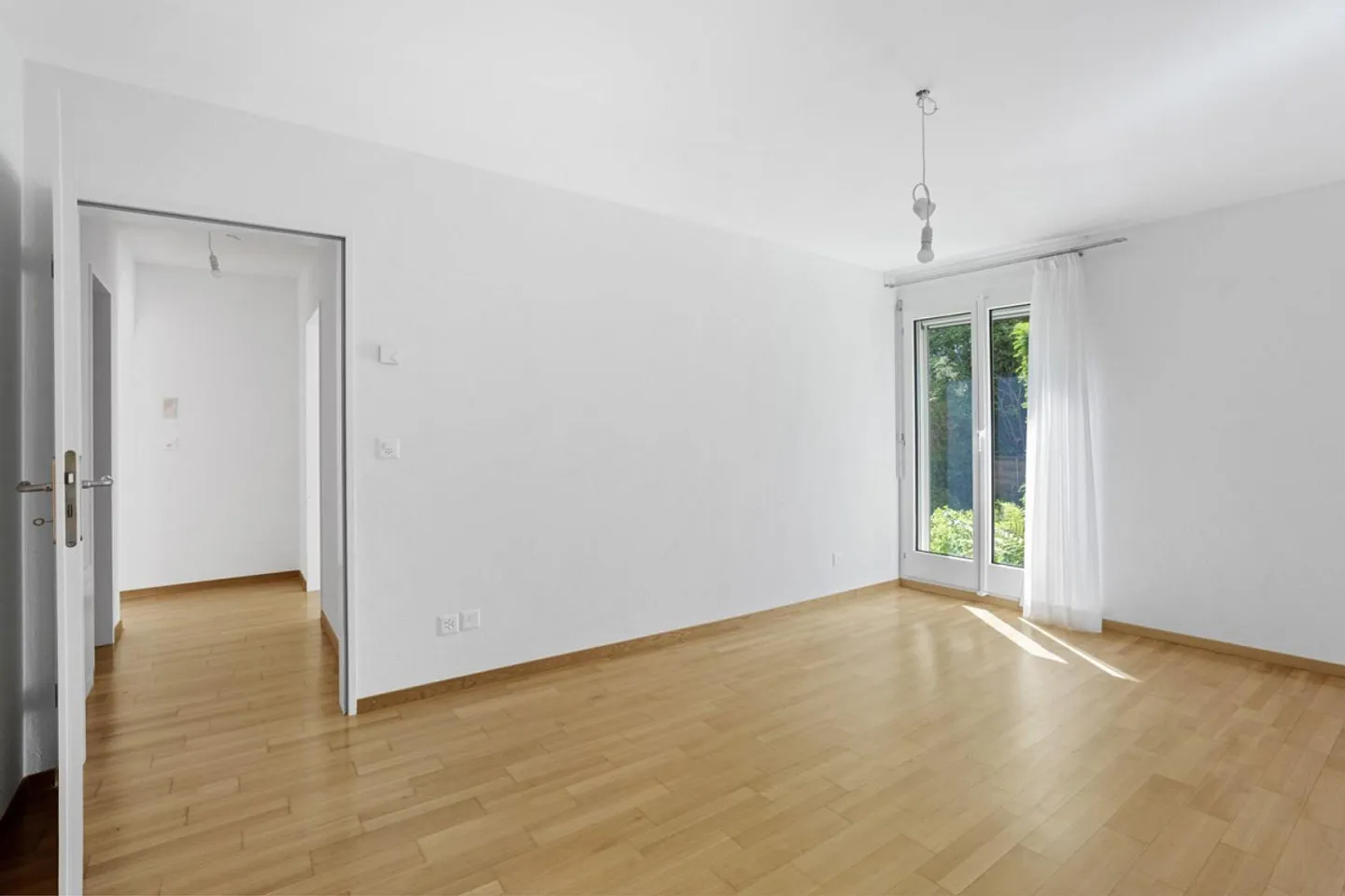 Charming 3.5-Room Ground Floor Apartment with Private Garden - Photo 7 of 14