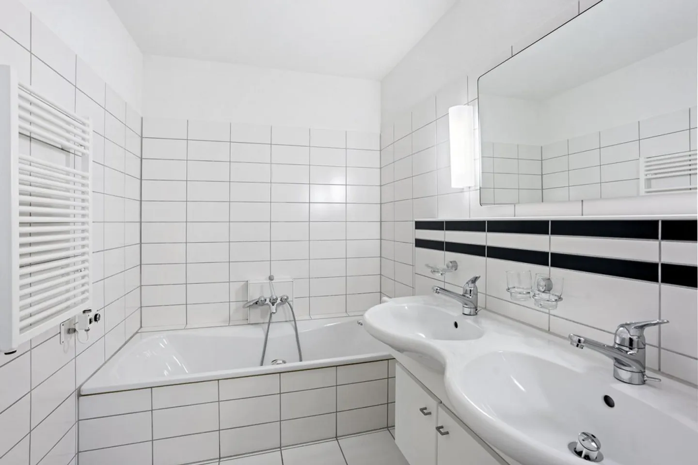 Charming 3.5-Room Ground Floor Apartment with Private Garden - Photo 8 of 14