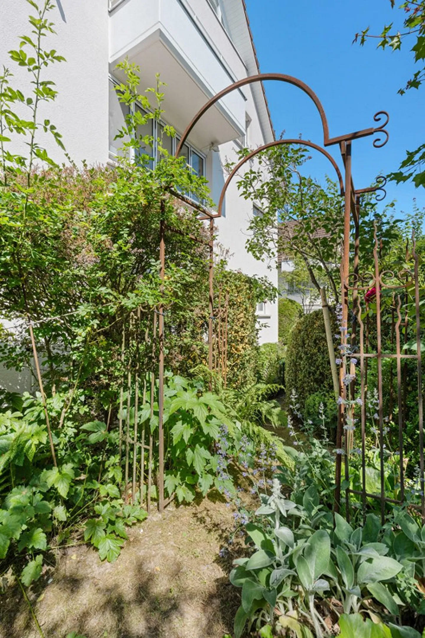 Charming 3.5-Room Ground Floor Apartment with Private Garden - Photo 9 of 14