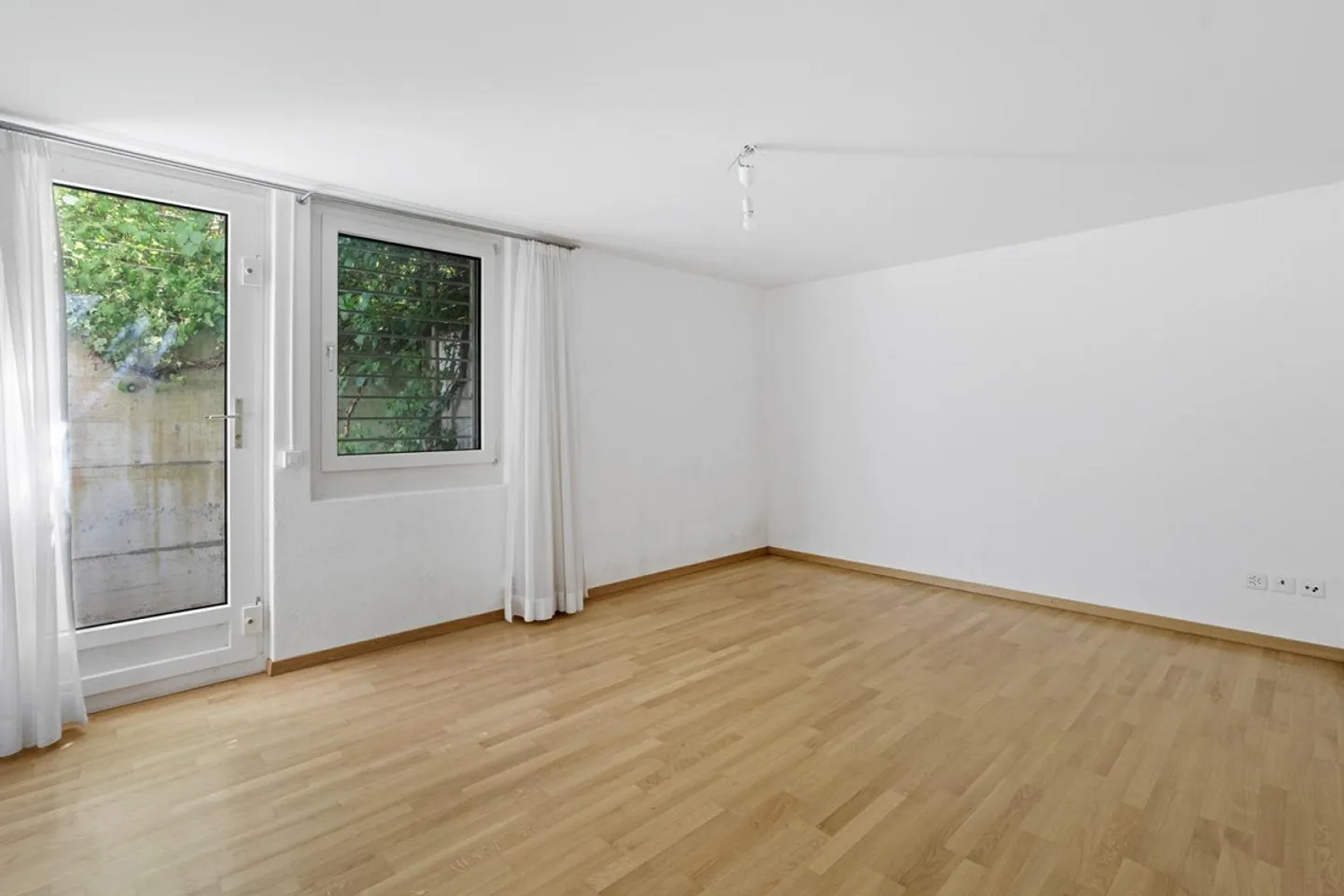 Charming 3.5-Room Ground Floor Apartment with Private Garden - Photo 12 of 14